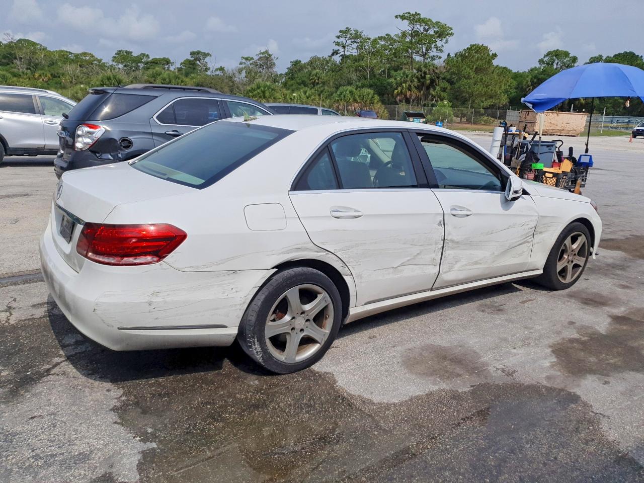 2014 Mercedes-benz E 350 White vin: WDDHF5KB1EB047567