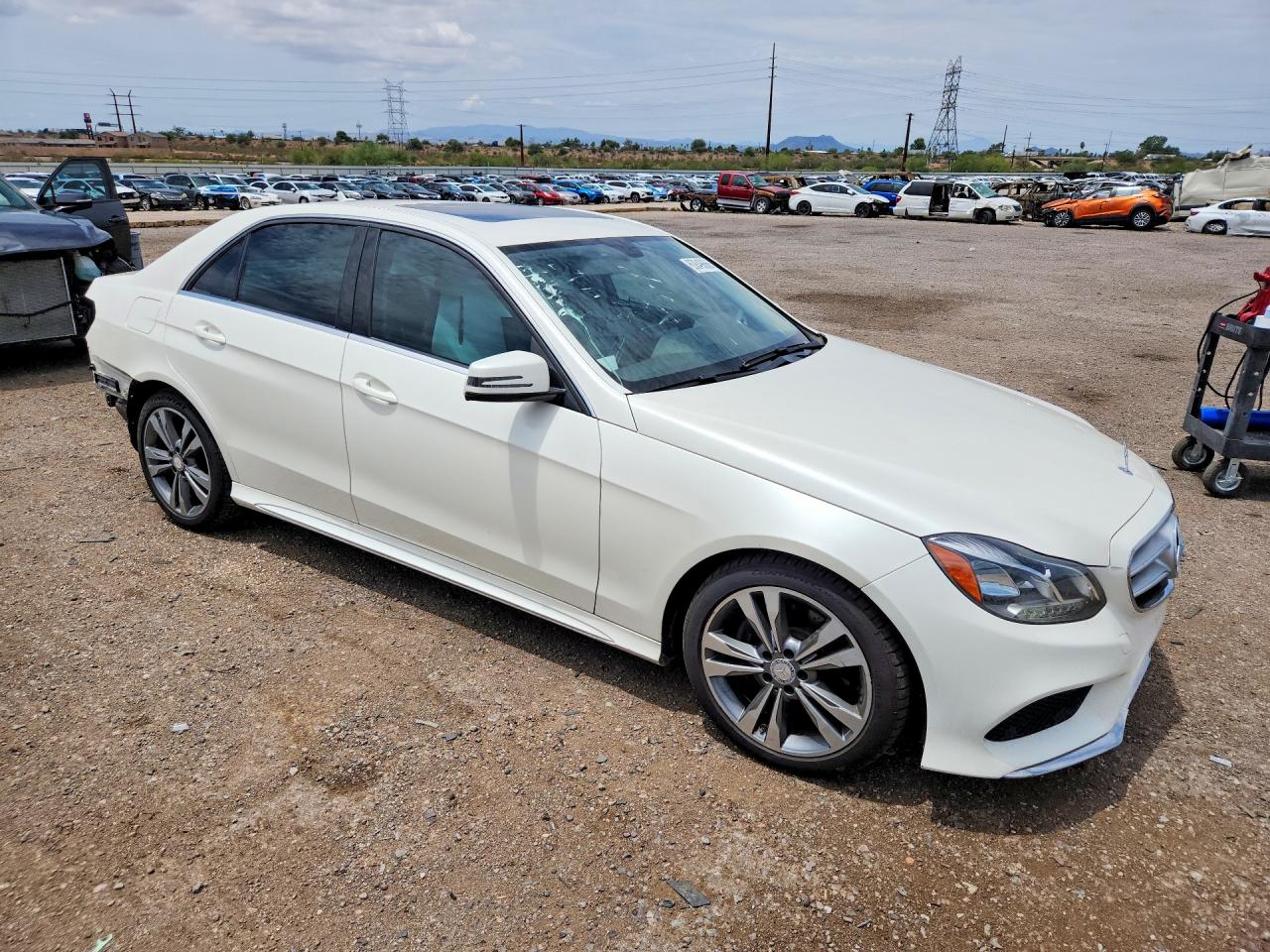 2015 Mercedes-benz E 350 Белый vin: WDDHF5KB1FB111687