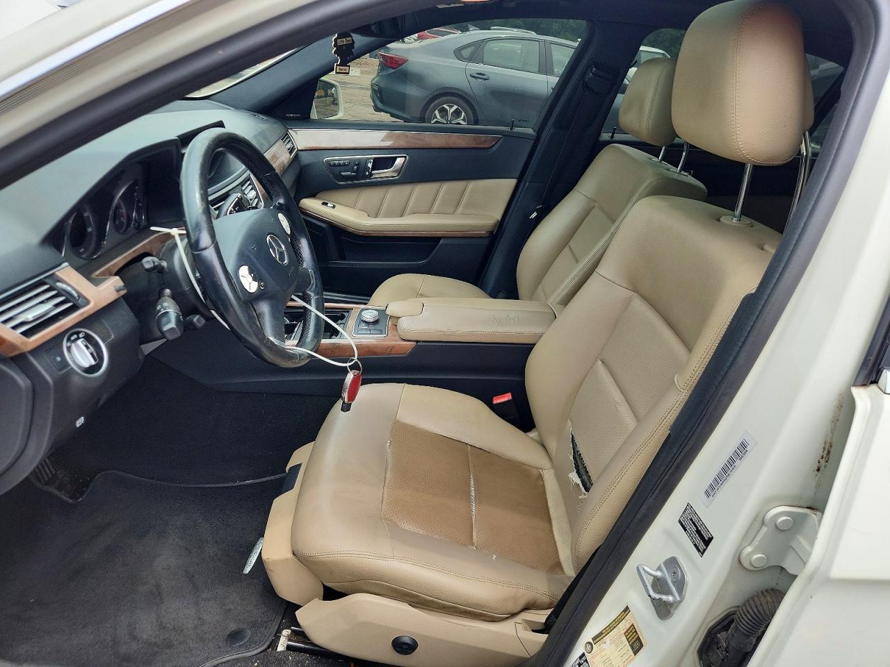 2012 Mercedes-benz E 350 White vin: WDDHF5KB2CA555596