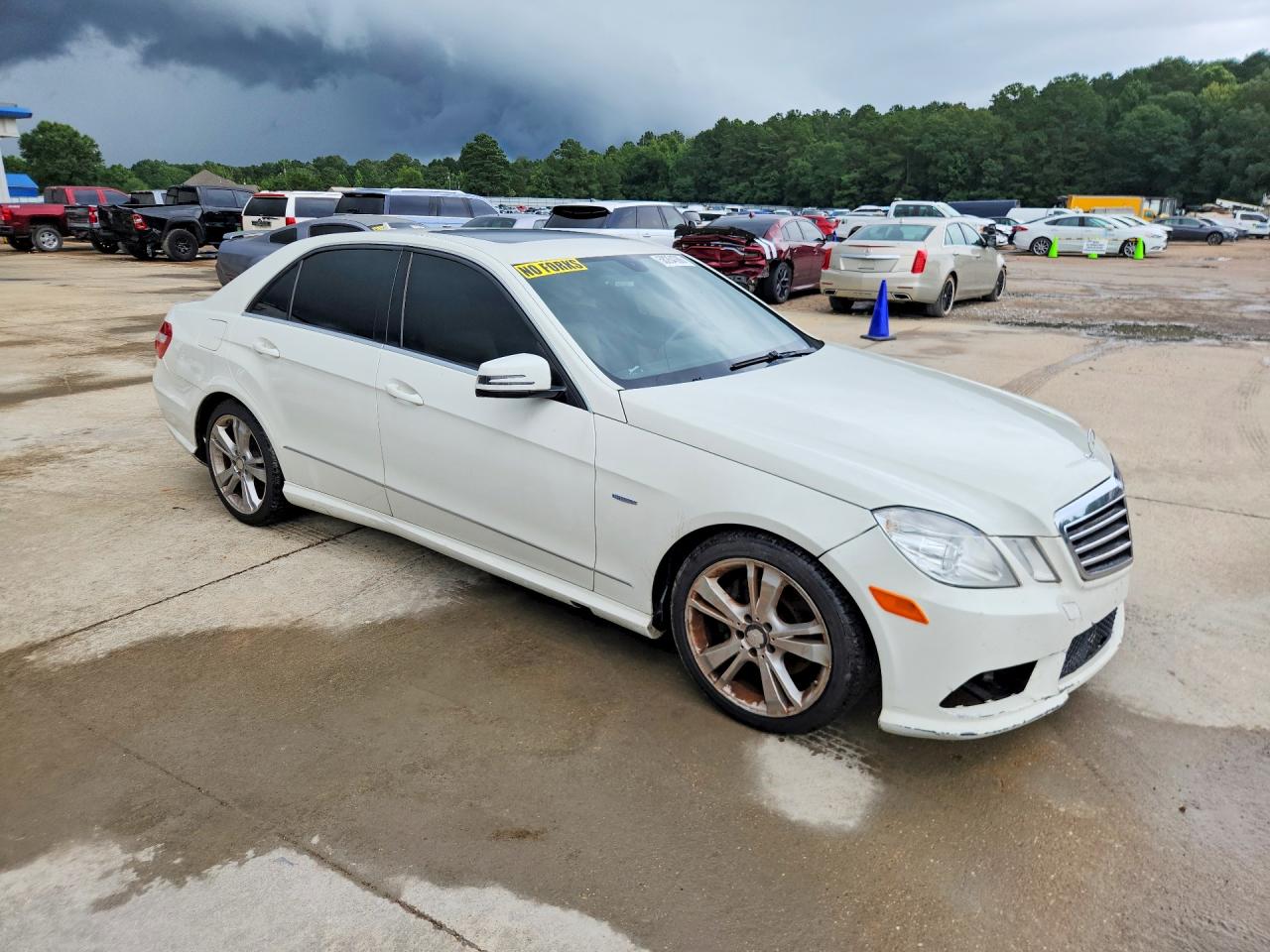 2012 Mercedes-benz E 350 White vin: WDDHF5KB2CA555596