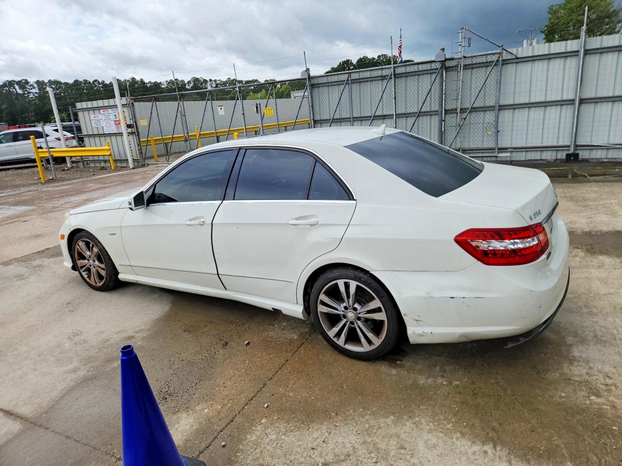 2012 Mercedes-benz E 350 White vin: WDDHF5KB2CA555596