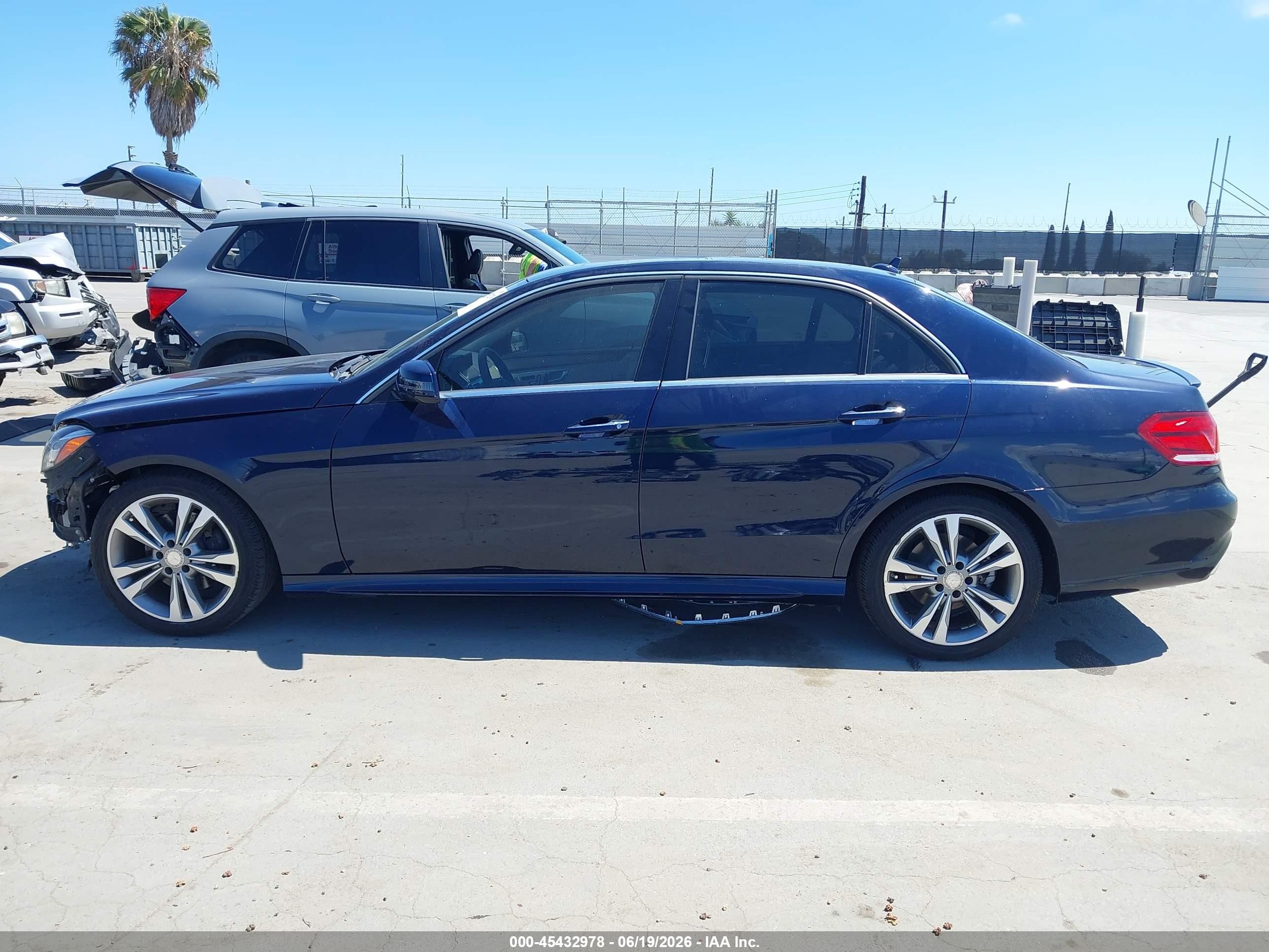 2014 Mercedes-benz E 350   Blue vin: WDDHF5KB2EA810217