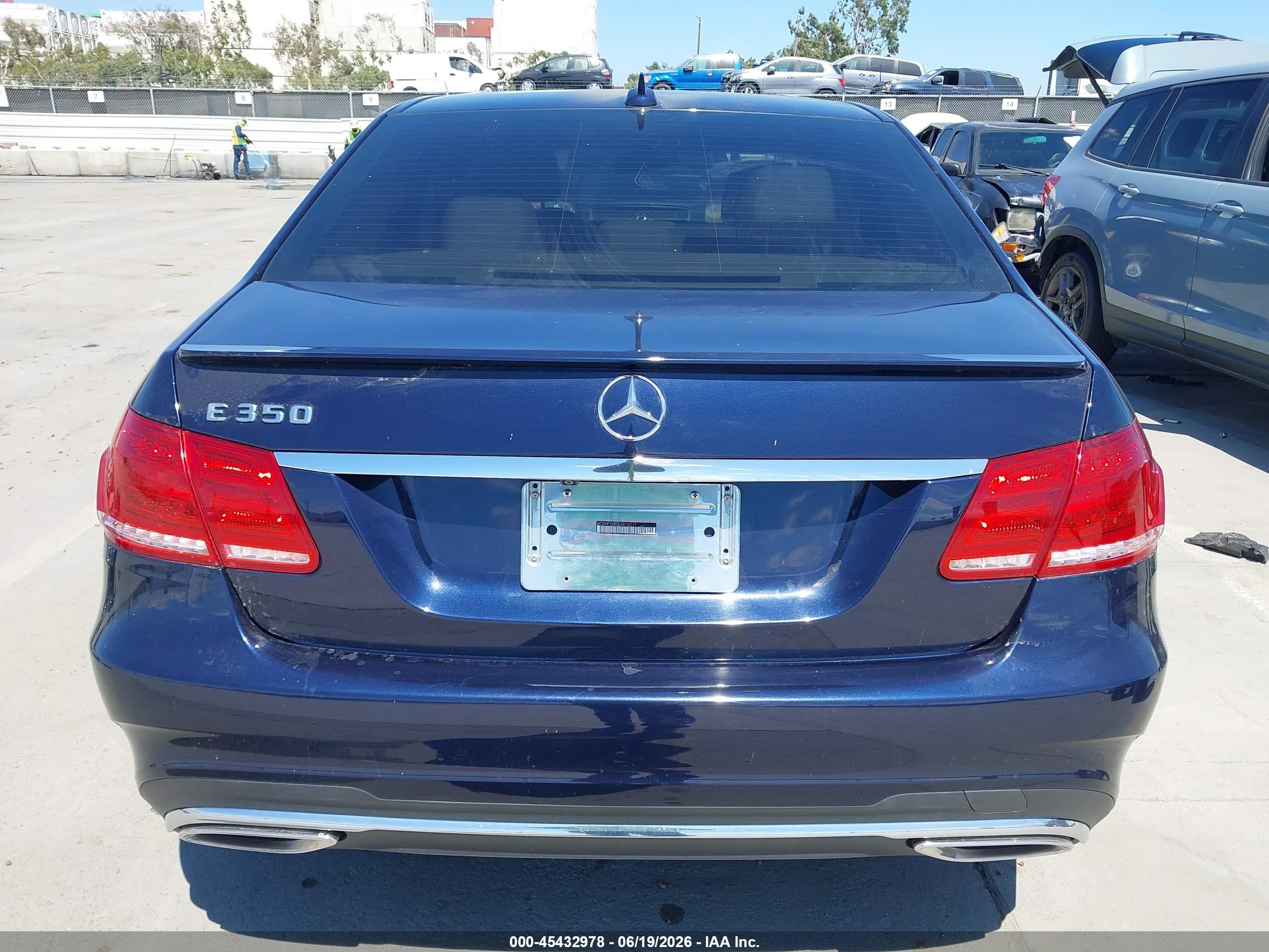 2014 Mercedes-benz E 350   Blue vin: WDDHF5KB2EA810217