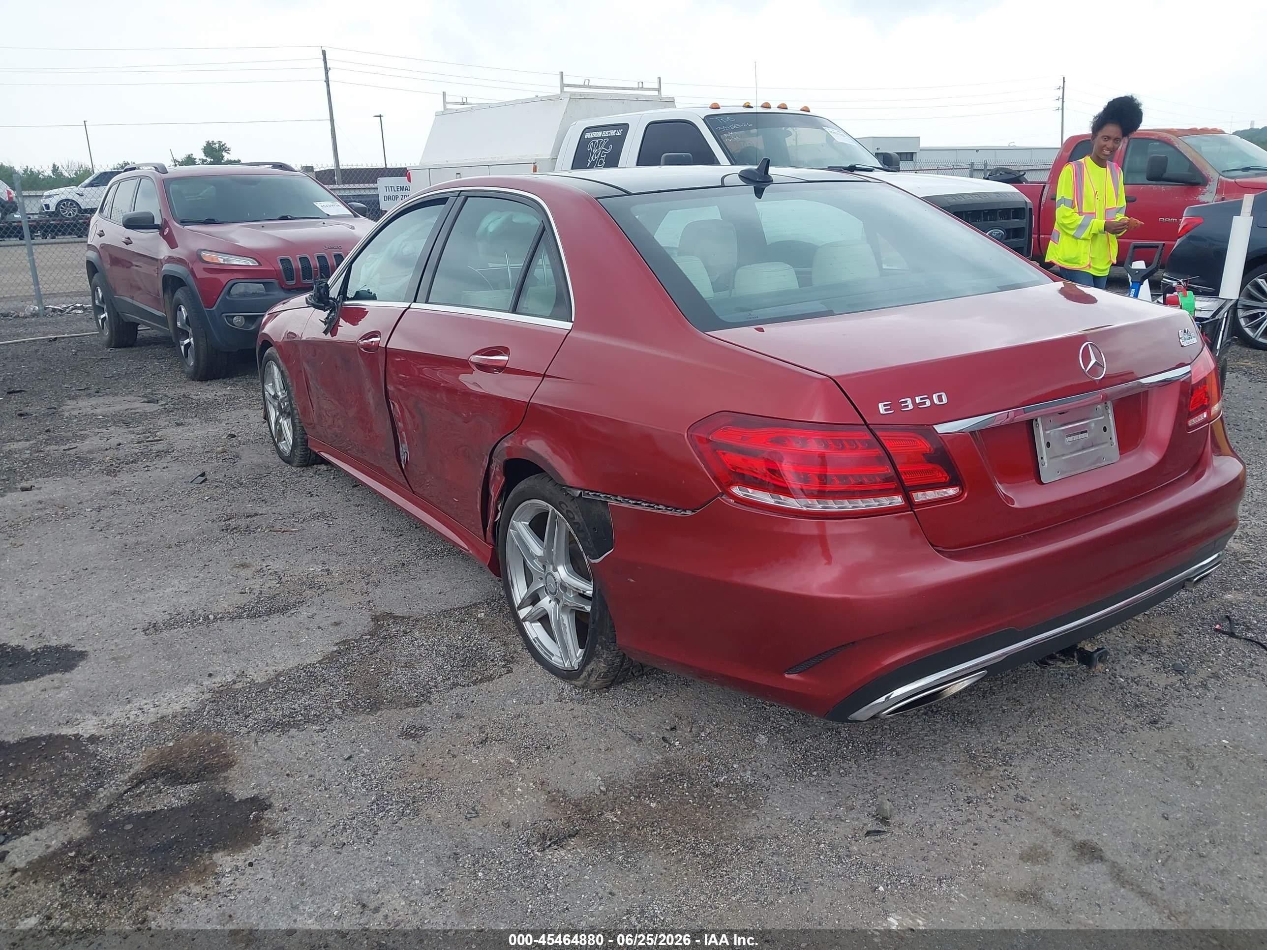 2014 Mercedes-benz E 350   Red vin: WDDHF5KB2EA966208