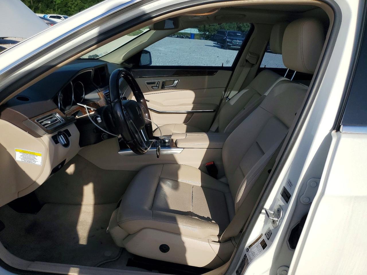 2014 Mercedes-benz E 350 White vin: WDDHF5KB2EA971117