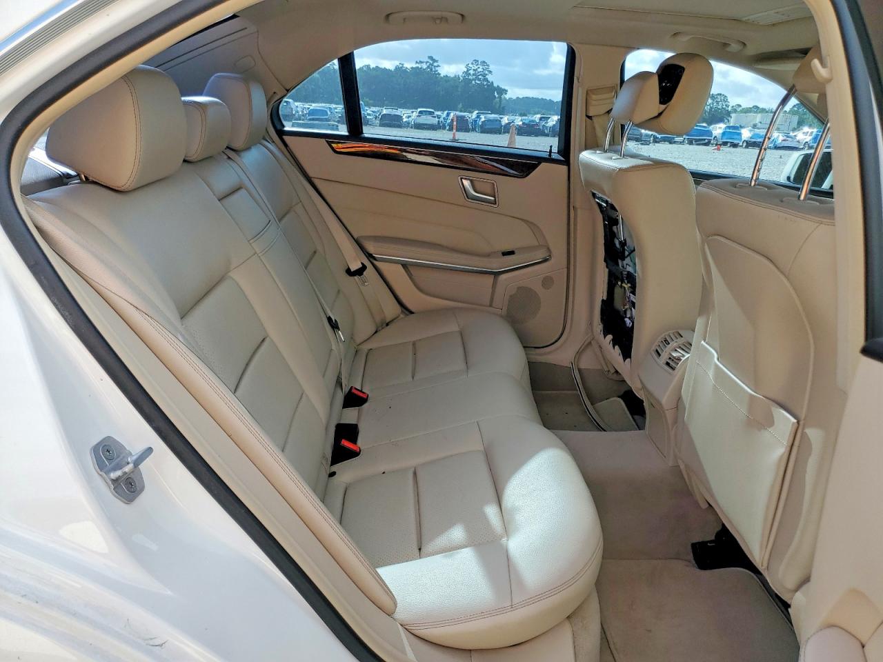 2014 Mercedes-benz E 350 White vin: WDDHF5KB2EA971117