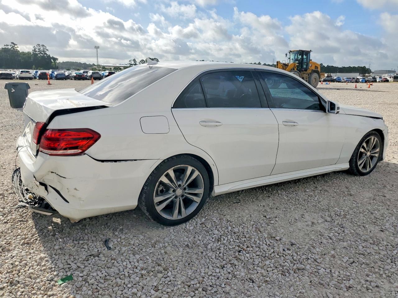 2014 Mercedes-benz E 350 White vin: WDDHF5KB2EA971117