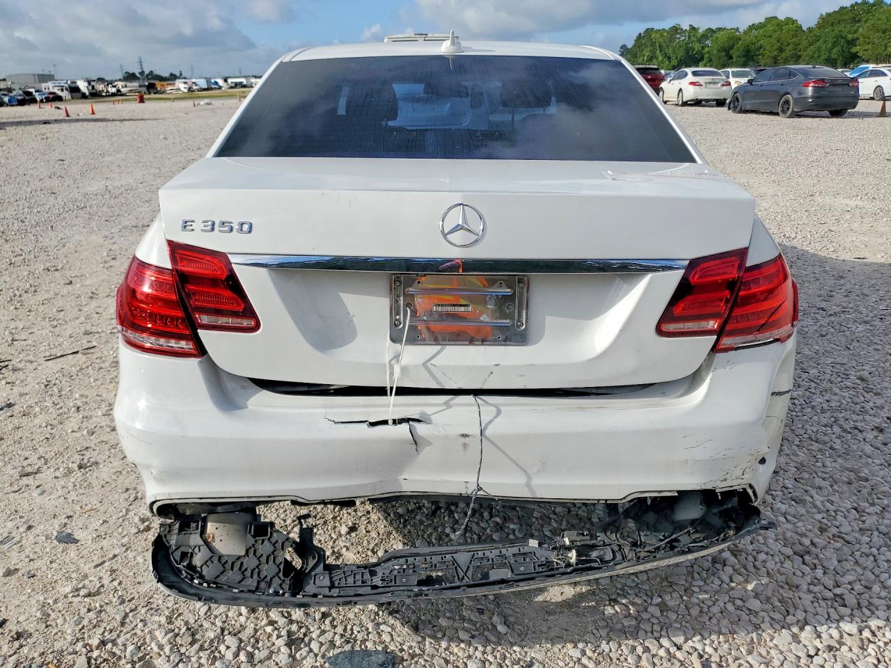 2014 Mercedes-benz E 350 White vin: WDDHF5KB2EA971117