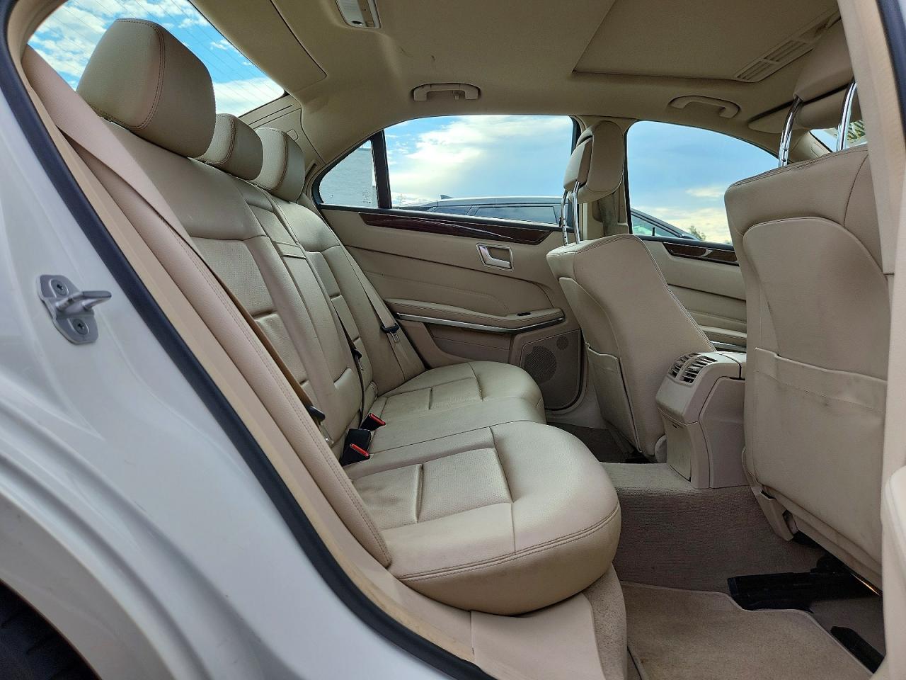 2014 Mercedes-benz E 350 White vin: WDDHF5KB3EA950387