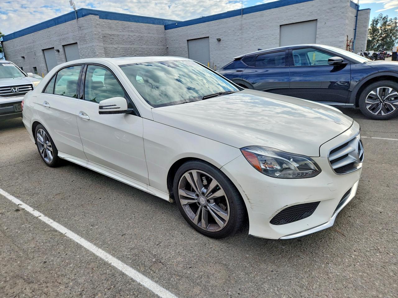 2014 Mercedes-benz E 350 White vin: WDDHF5KB3EA950387
