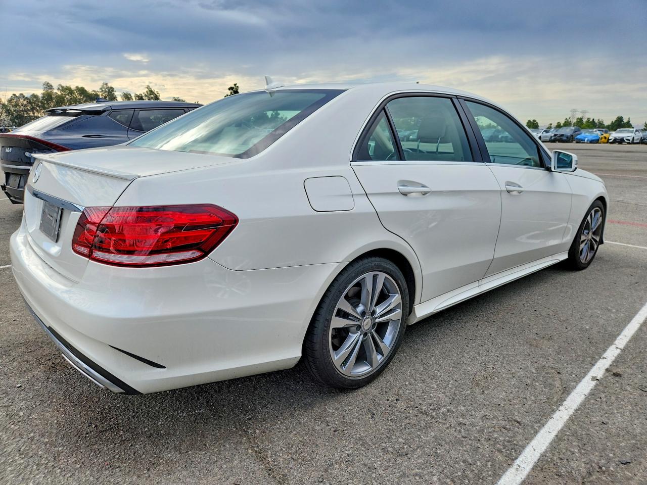 2014 Mercedes-benz E 350 White vin: WDDHF5KB3EA950387