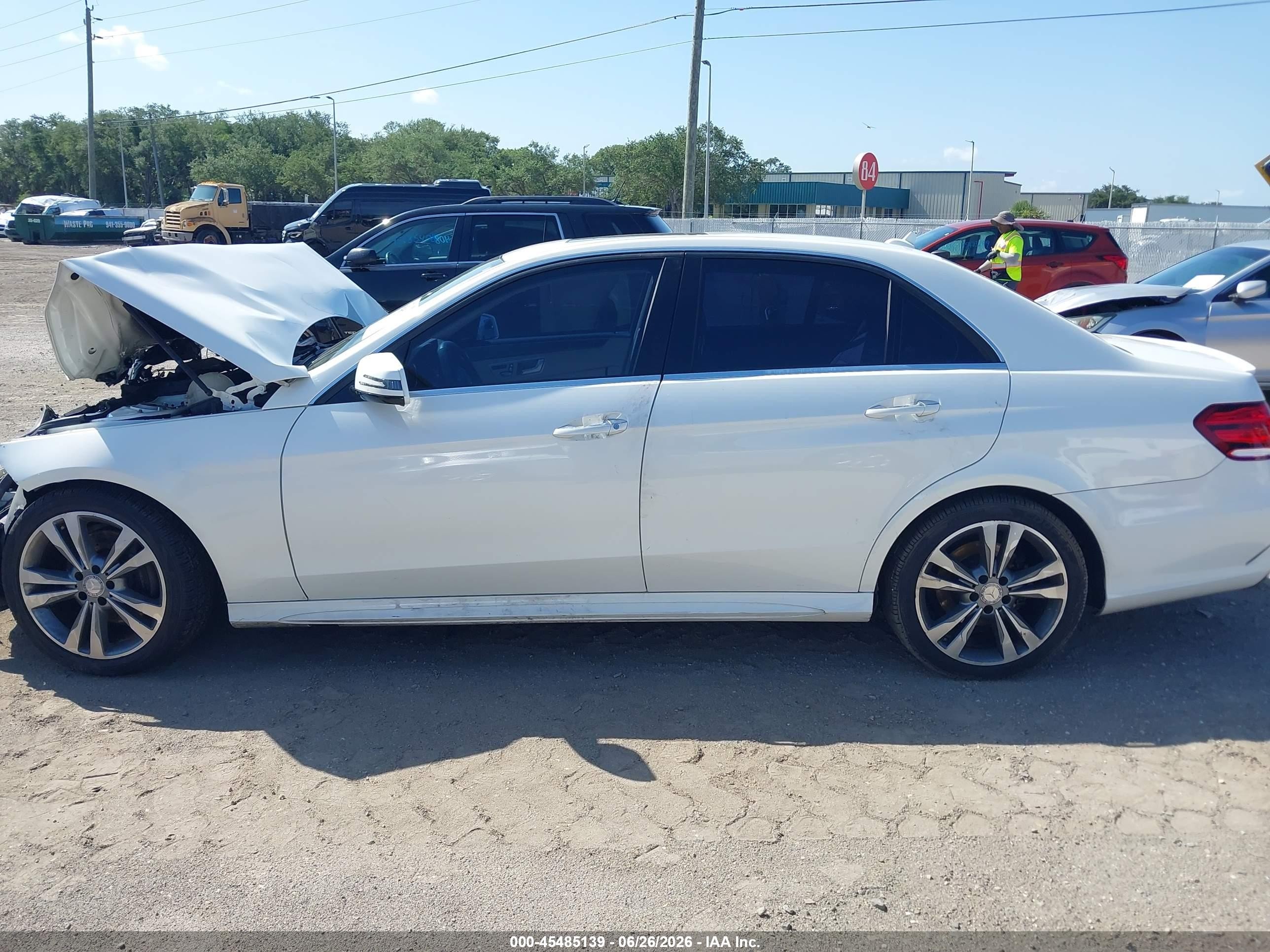 2014 Mercedes-benz E 350   Белый vin: WDDHF5KB3EB024369
