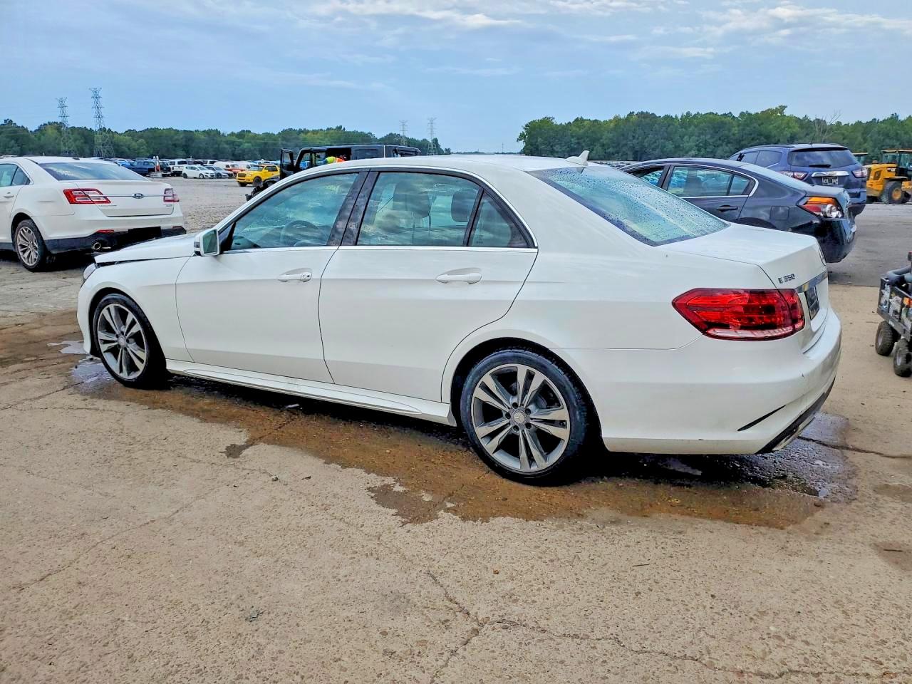 2014 Mercedes-benz E 350 White vin: WDDHF5KB3EB045786