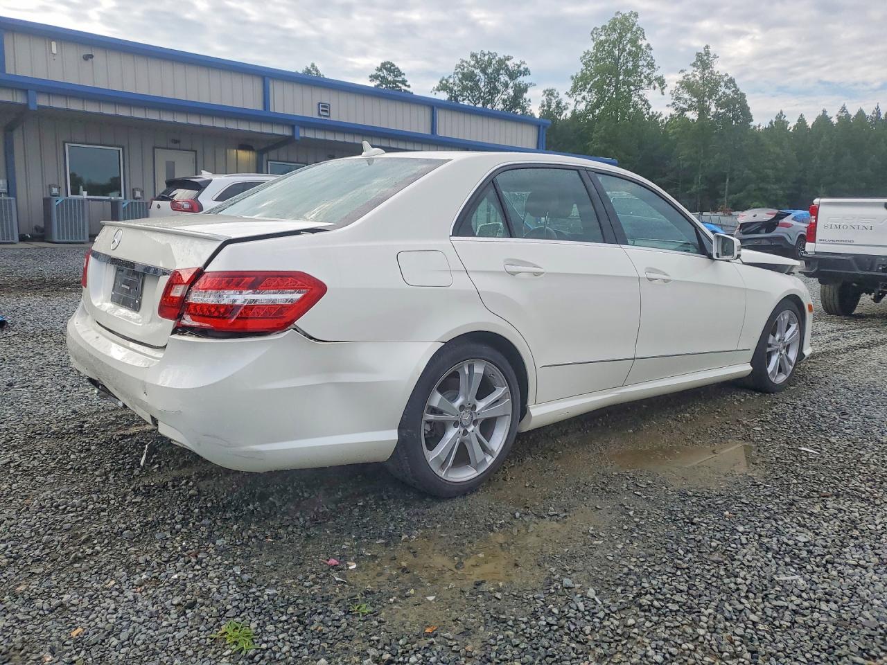 2013 Mercedes-benz E 350 White vin: WDDHF5KB4DA732005
