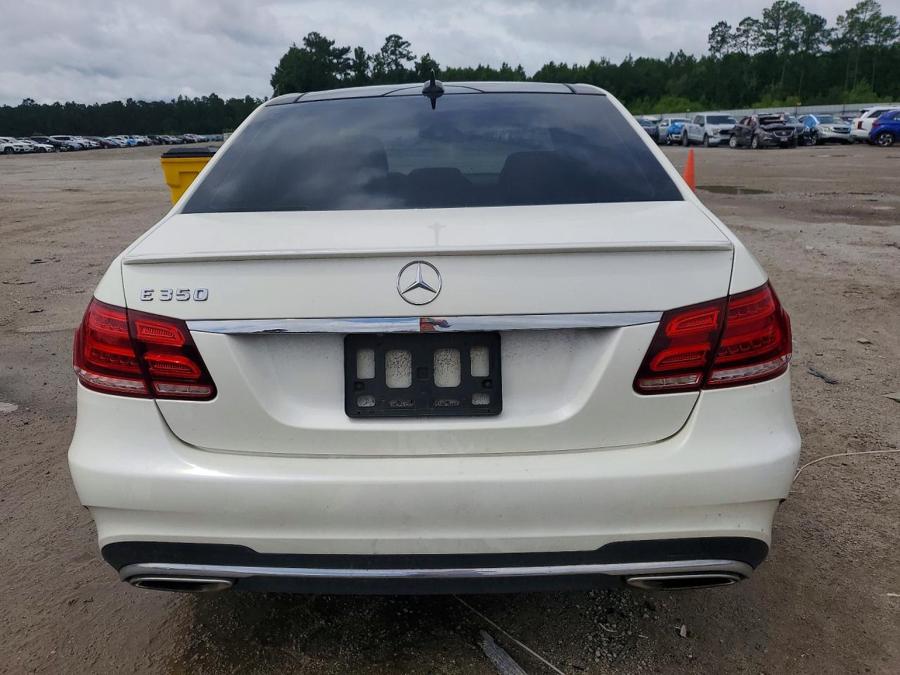 2014 Mercedes-benz E 350 White vin: WDDHF5KB4EA903434