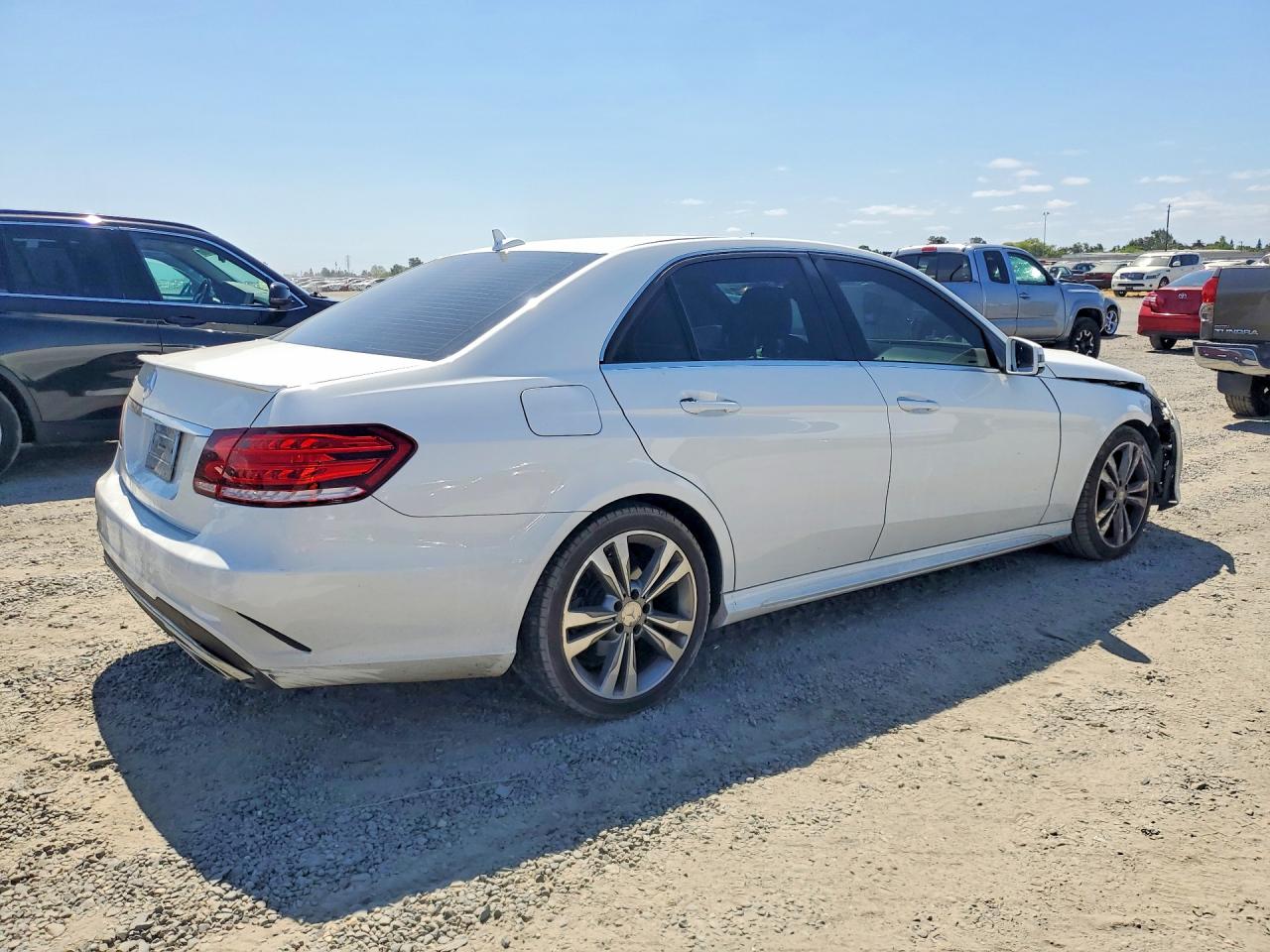 2014 Mercedes-benz E 350 White vin: WDDHF5KB4EA923599