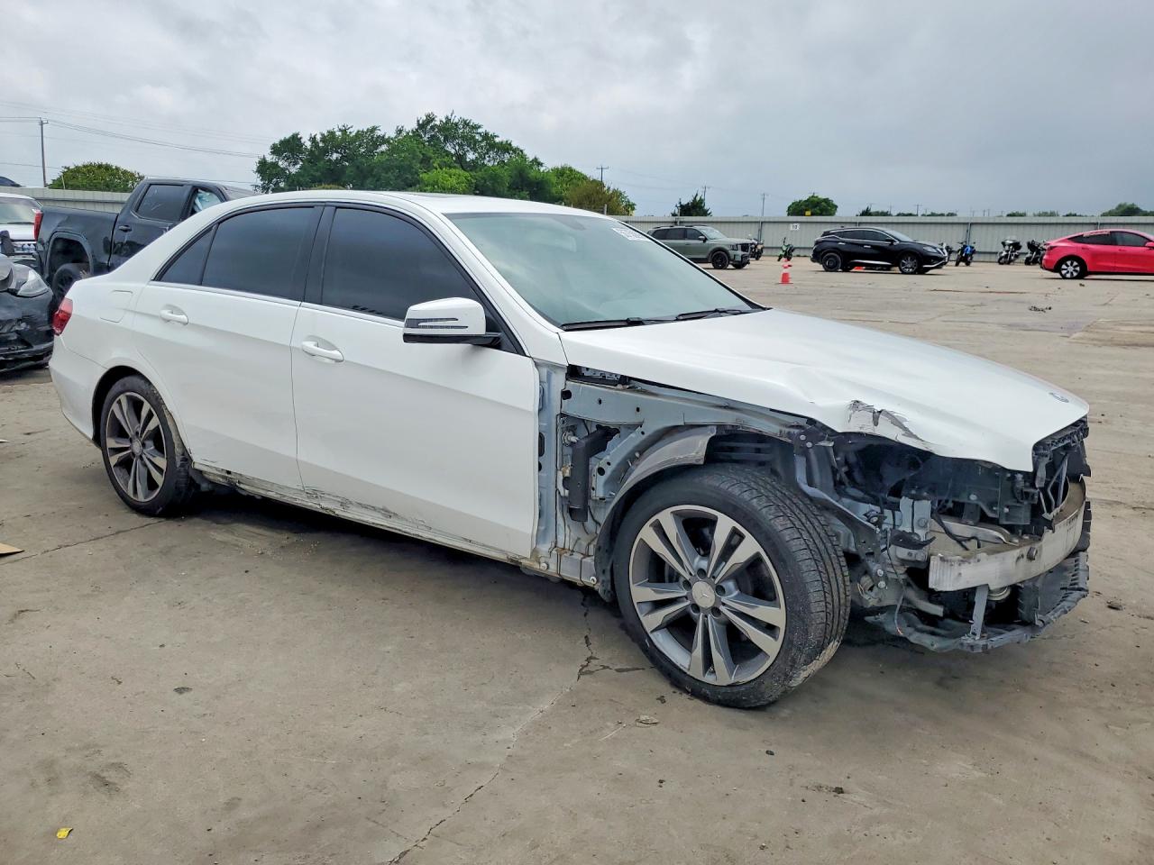 2014 Mercedes-benz E 350 White vin: WDDHF5KB4EB004602