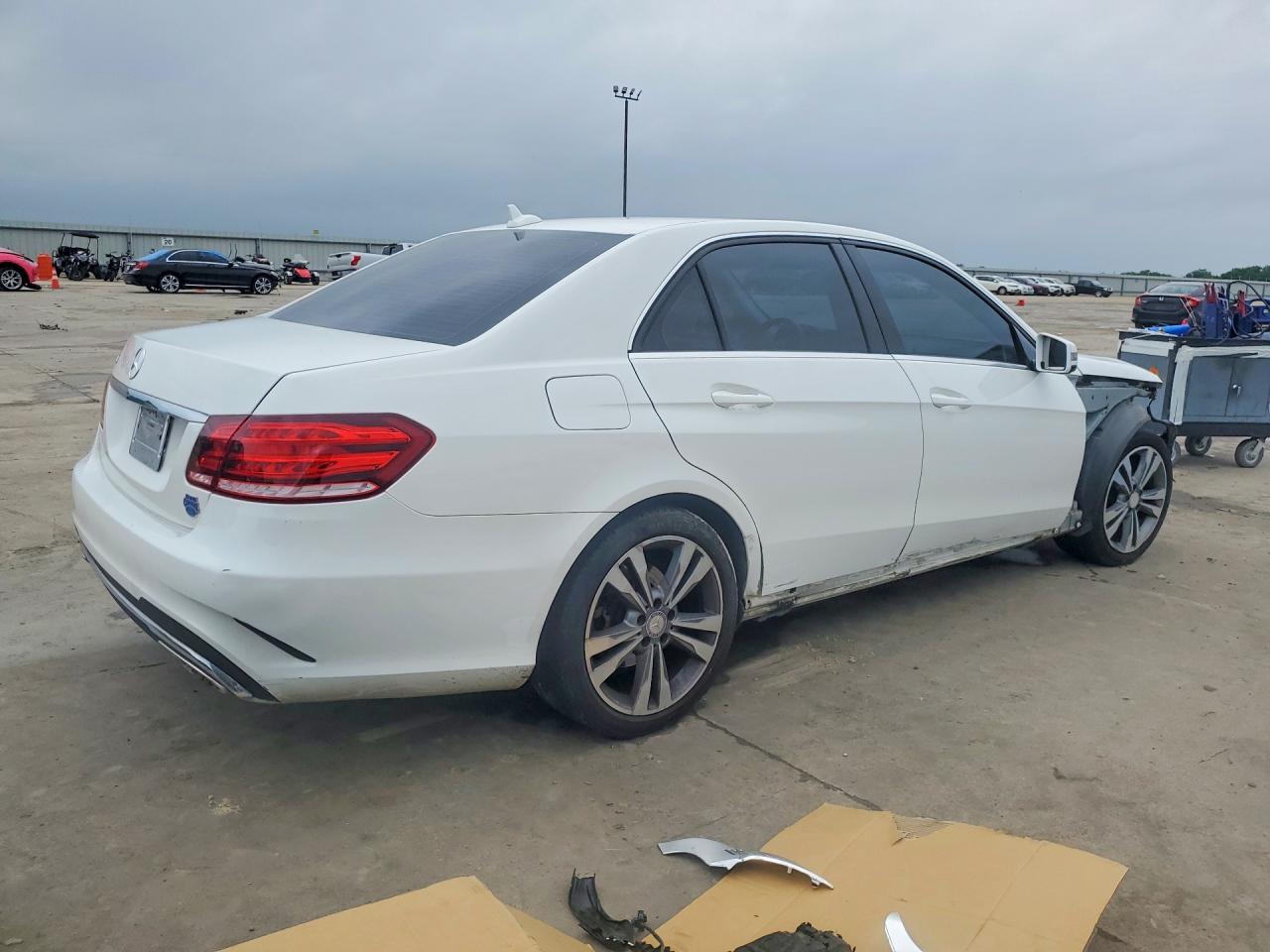 2014 Mercedes-benz E 350 White vin: WDDHF5KB4EB004602
