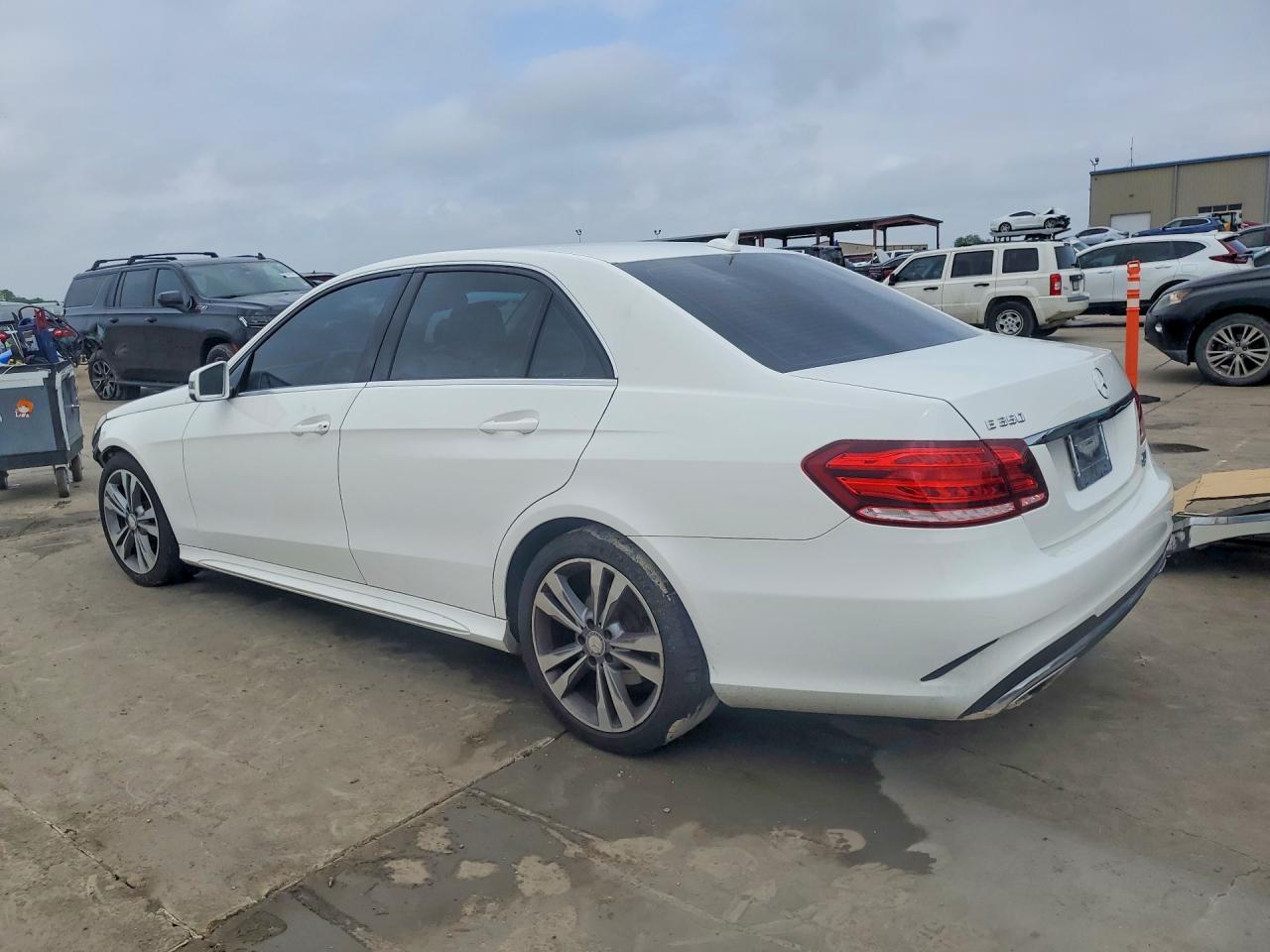 2014 Mercedes-benz E 350 White vin: WDDHF5KB4EB004602