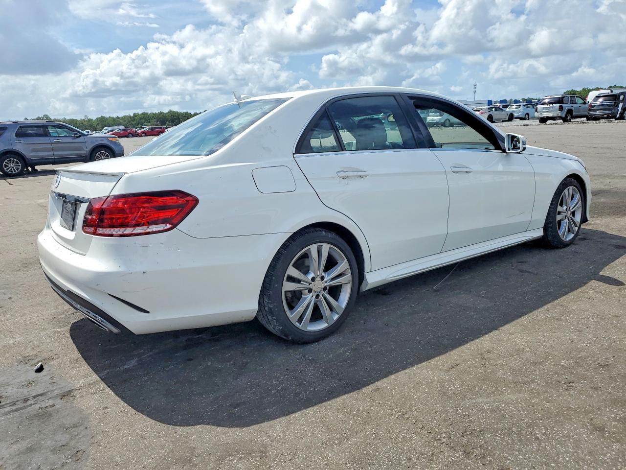 2014 Mercedes-benz E 350 White vin: WDDHF5KB4EB019195