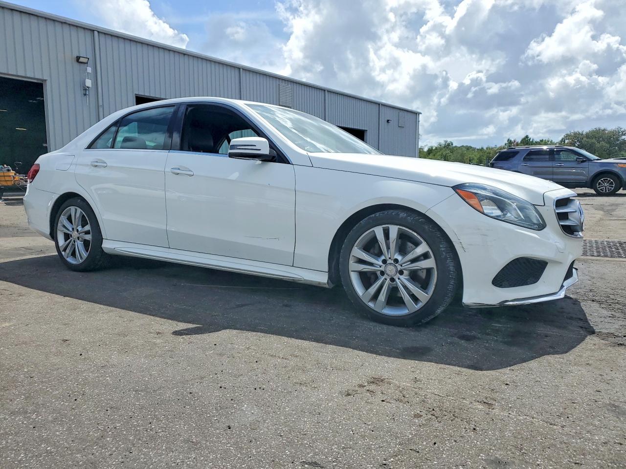 2014 Mercedes-benz E 350 White vin: WDDHF5KB4EB019195
