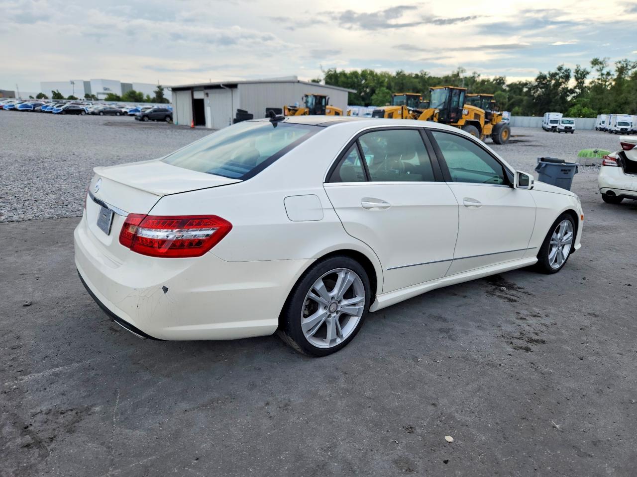 2013 Mercedes-benz E 350 White vin: WDDHF5KB5DA759827