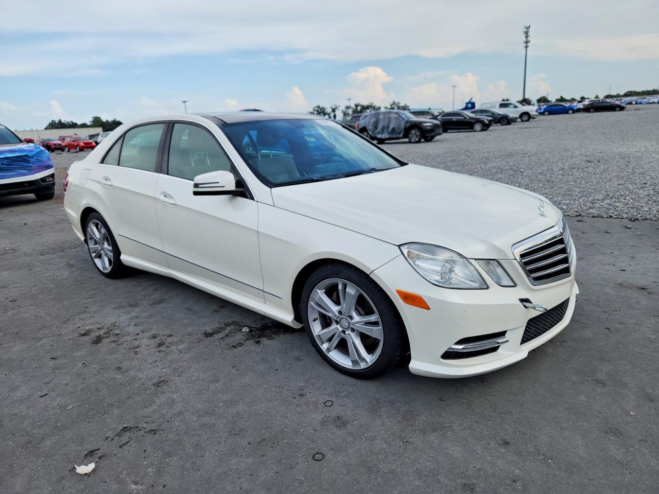 2013 Mercedes-benz E 350 White vin: WDDHF5KB5DA759827