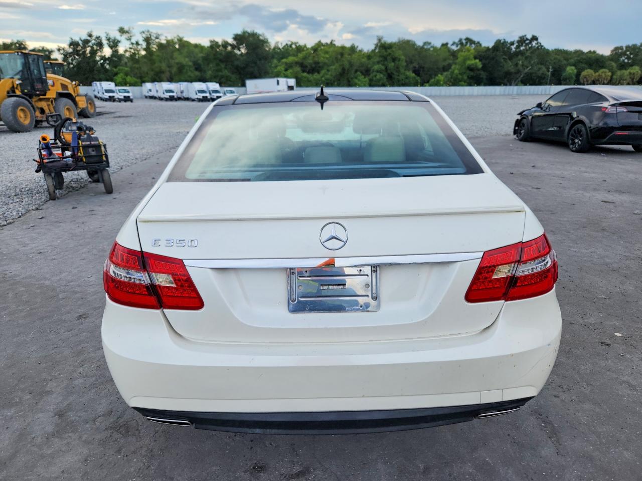 2013 Mercedes-benz E 350 White vin: WDDHF5KB5DA759827