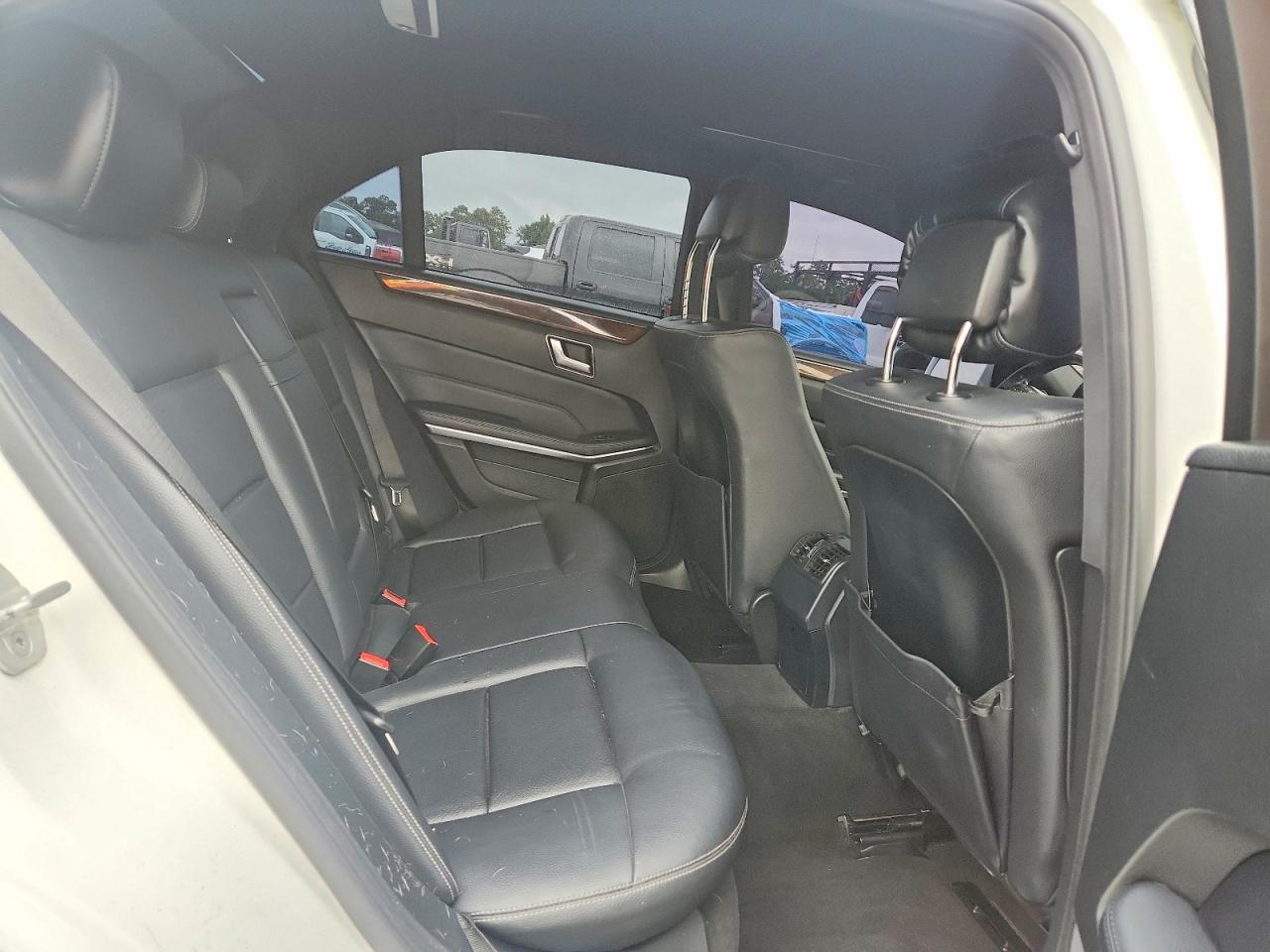 2014 Mercedes-benz E 350 White vin: WDDHF5KB5EA800152