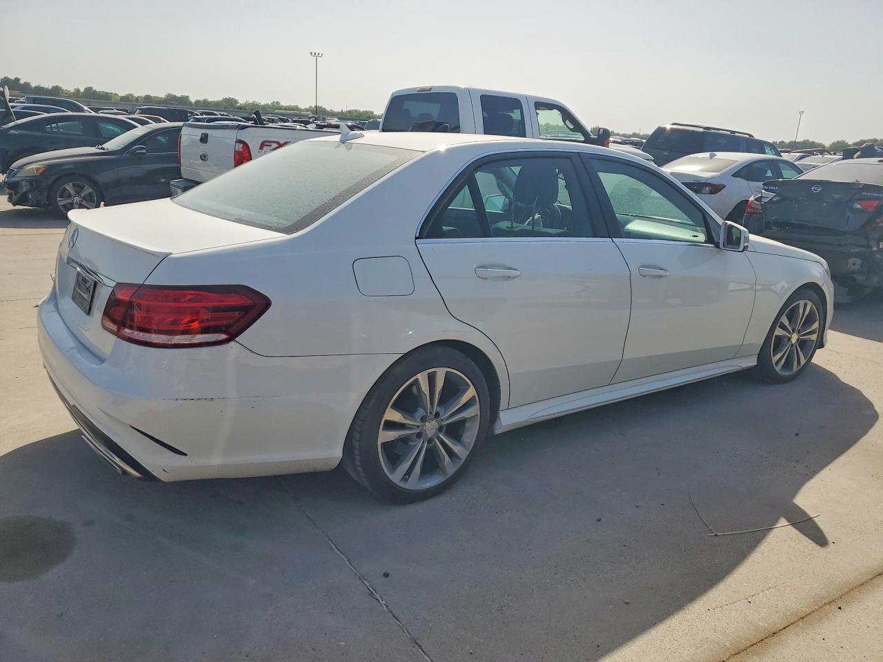 2014 Mercedes-benz E 350 White vin: WDDHF5KB5EA862246