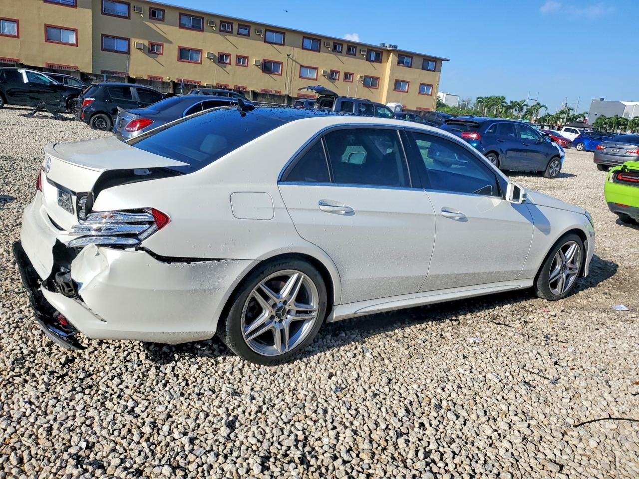 2014 Mercedes-benz E 350 White vin: WDDHF5KB6EA885793