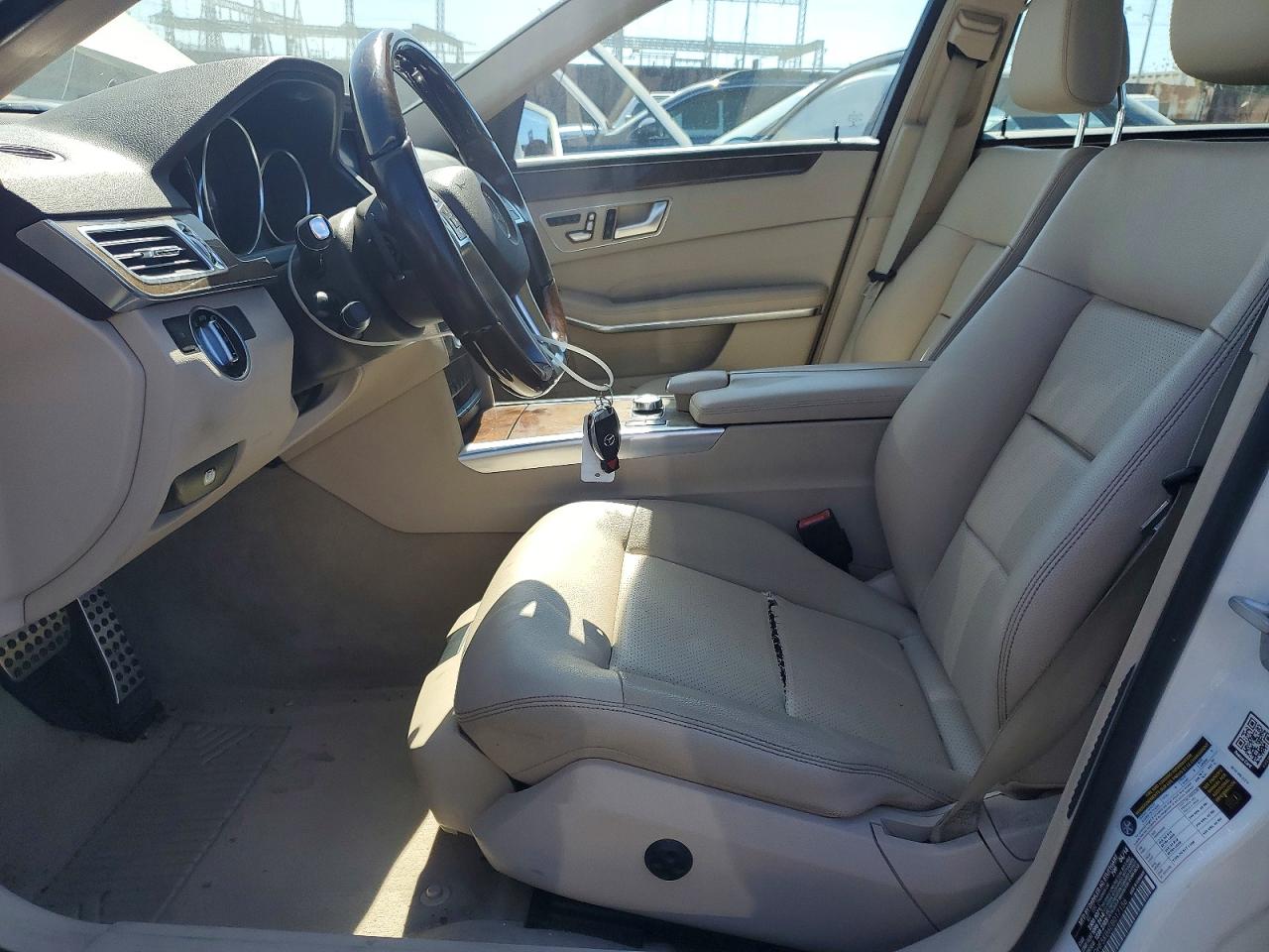 2014 Mercedes-benz E 350 White vin: WDDHF5KB6EB017156