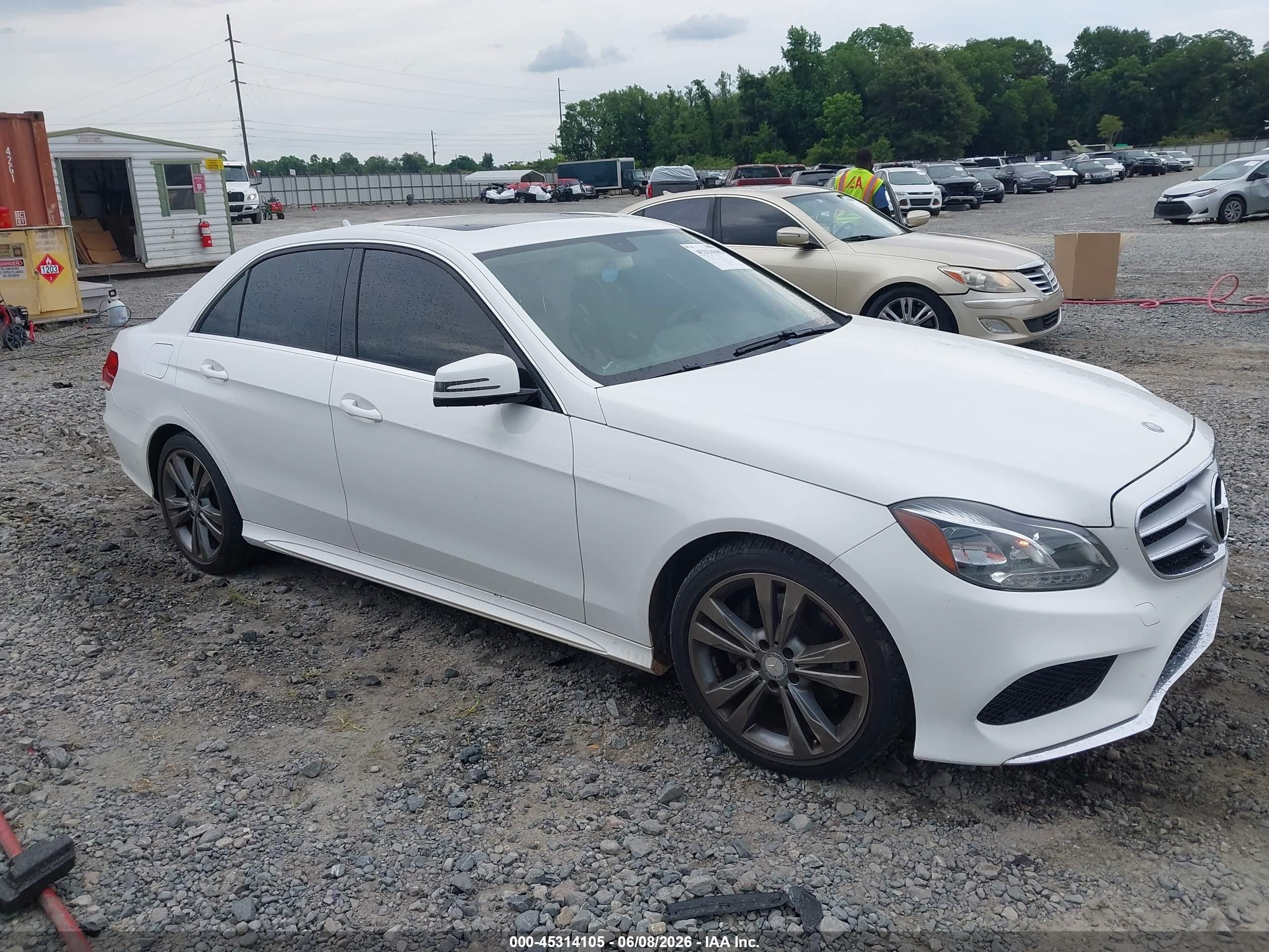 2014 Mercedes-benz E 350   White vin: WDDHF5KB6EB024608