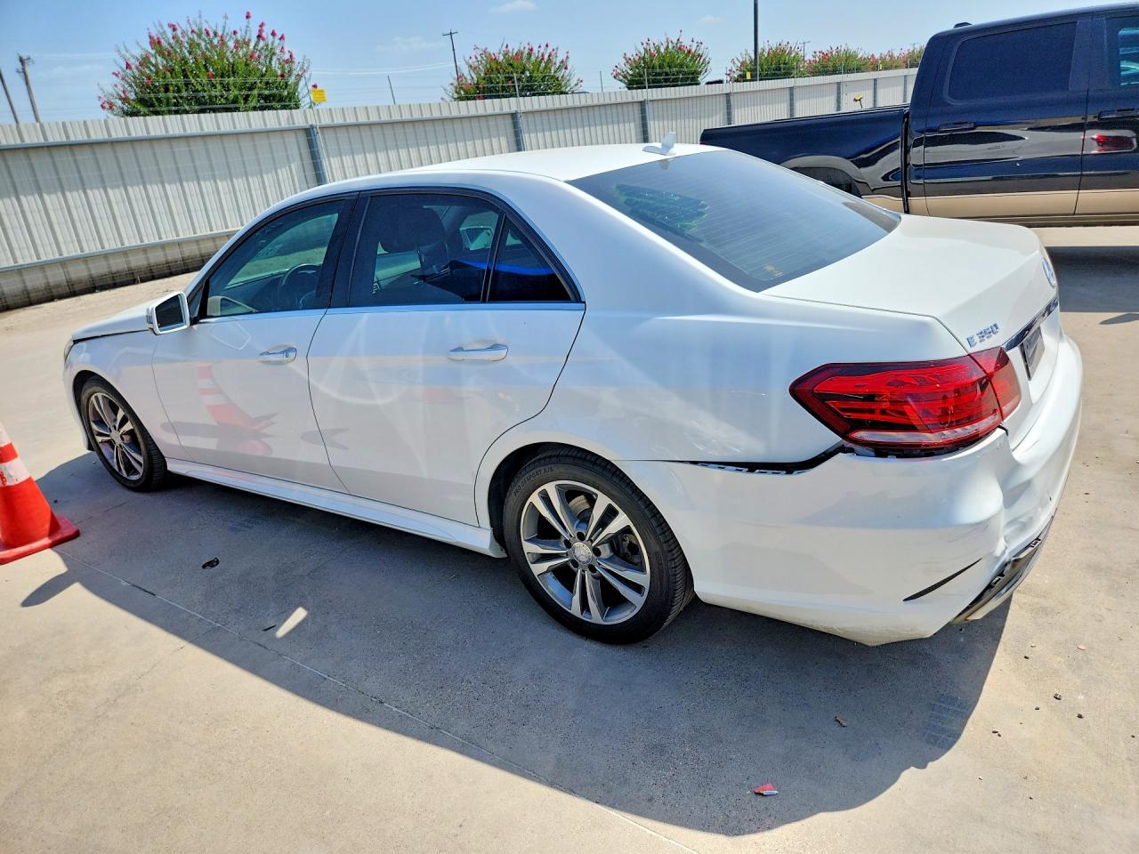 2015 Mercedes-benz E 350 White vin: WDDHF5KB6FB122958