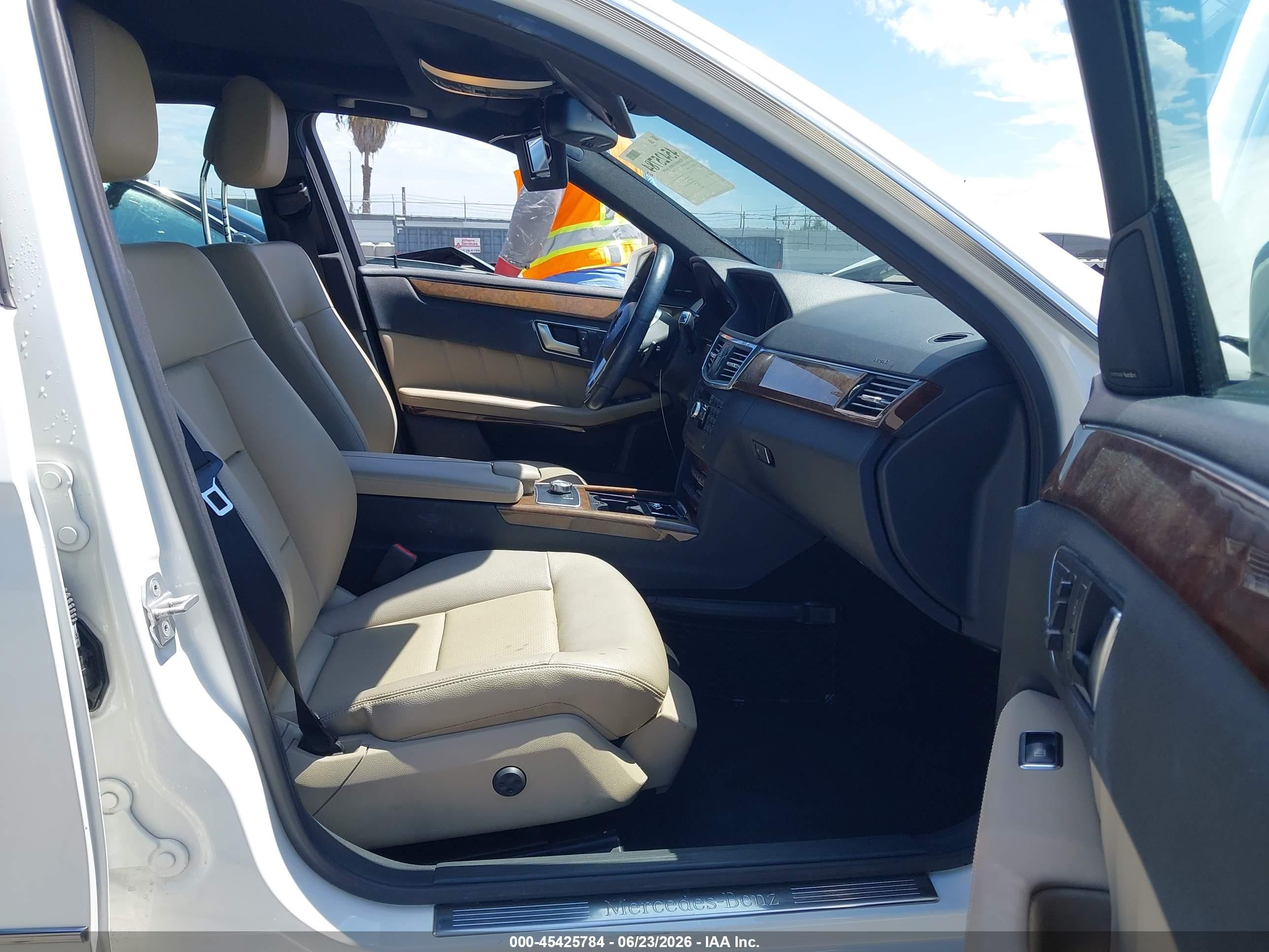 2013 Mercedes-benz E 350   Белый vin: WDDHF5KB7DA746464