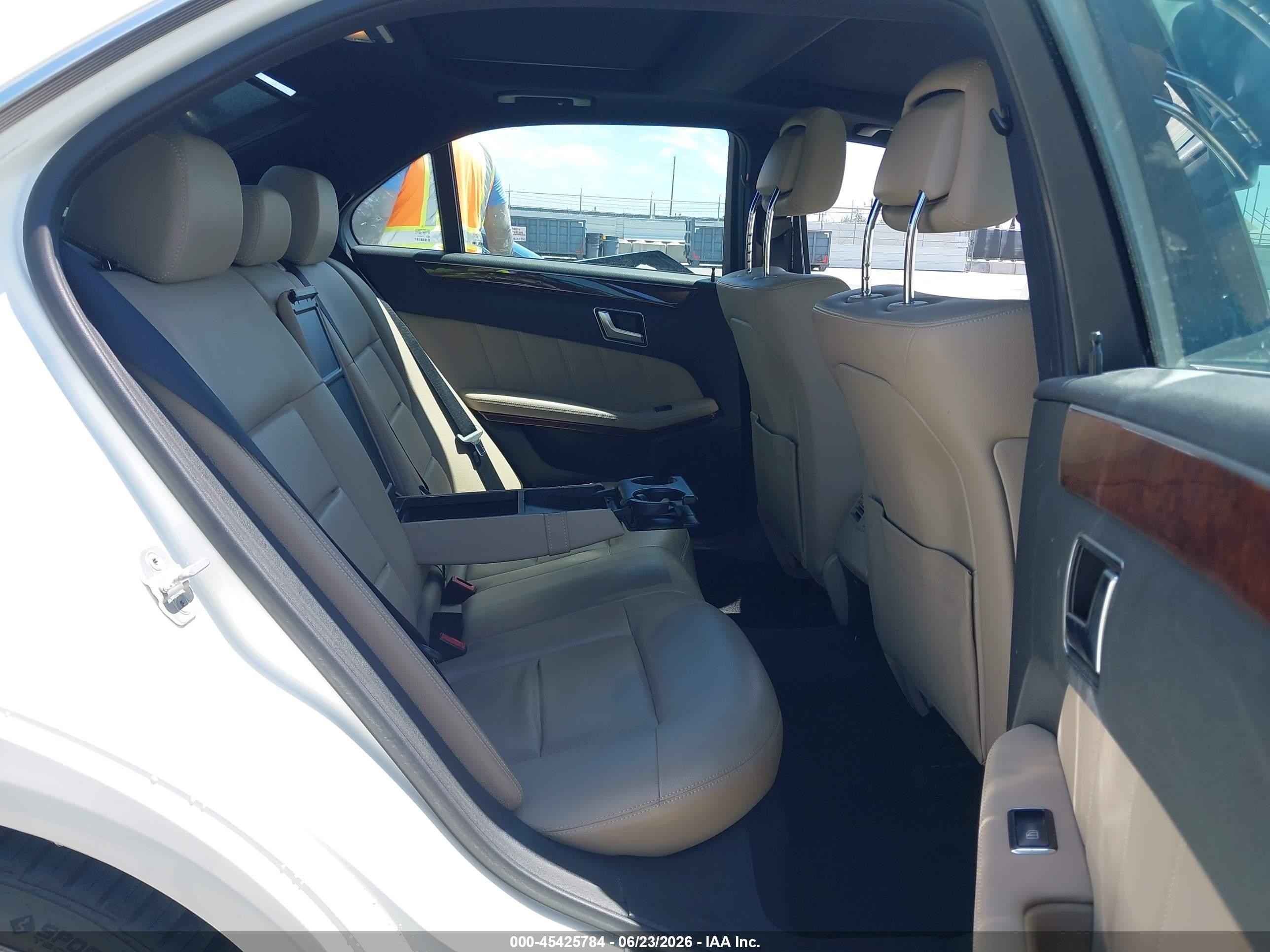 2013 Mercedes-benz E 350   Белый vin: WDDHF5KB7DA746464