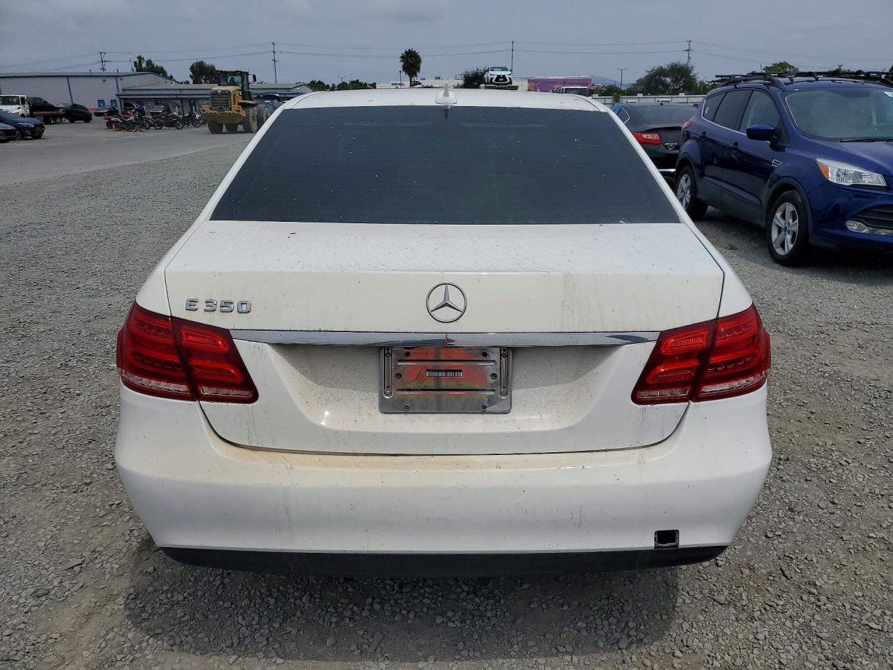 2014 Mercedes-benz E 350 White vin: WDDHF5KB7EA821312