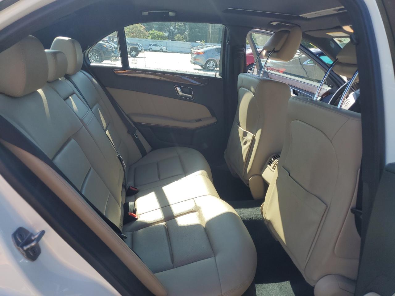 2012 Mercedes-benz E 350 White vin: WDDHF5KB8CA554940