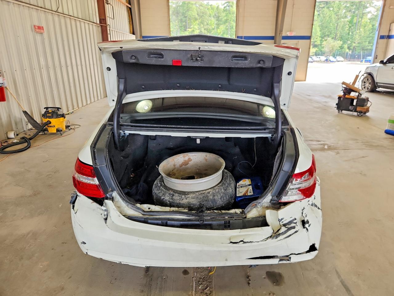2012 Mercedes-benz E 350 White vin: WDDHF5KB8CA627224