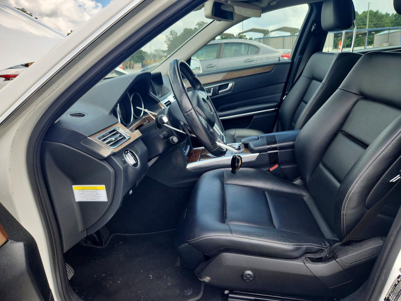 2014 Mercedes-benz E 350 White vin: WDDHF5KB8EA872804