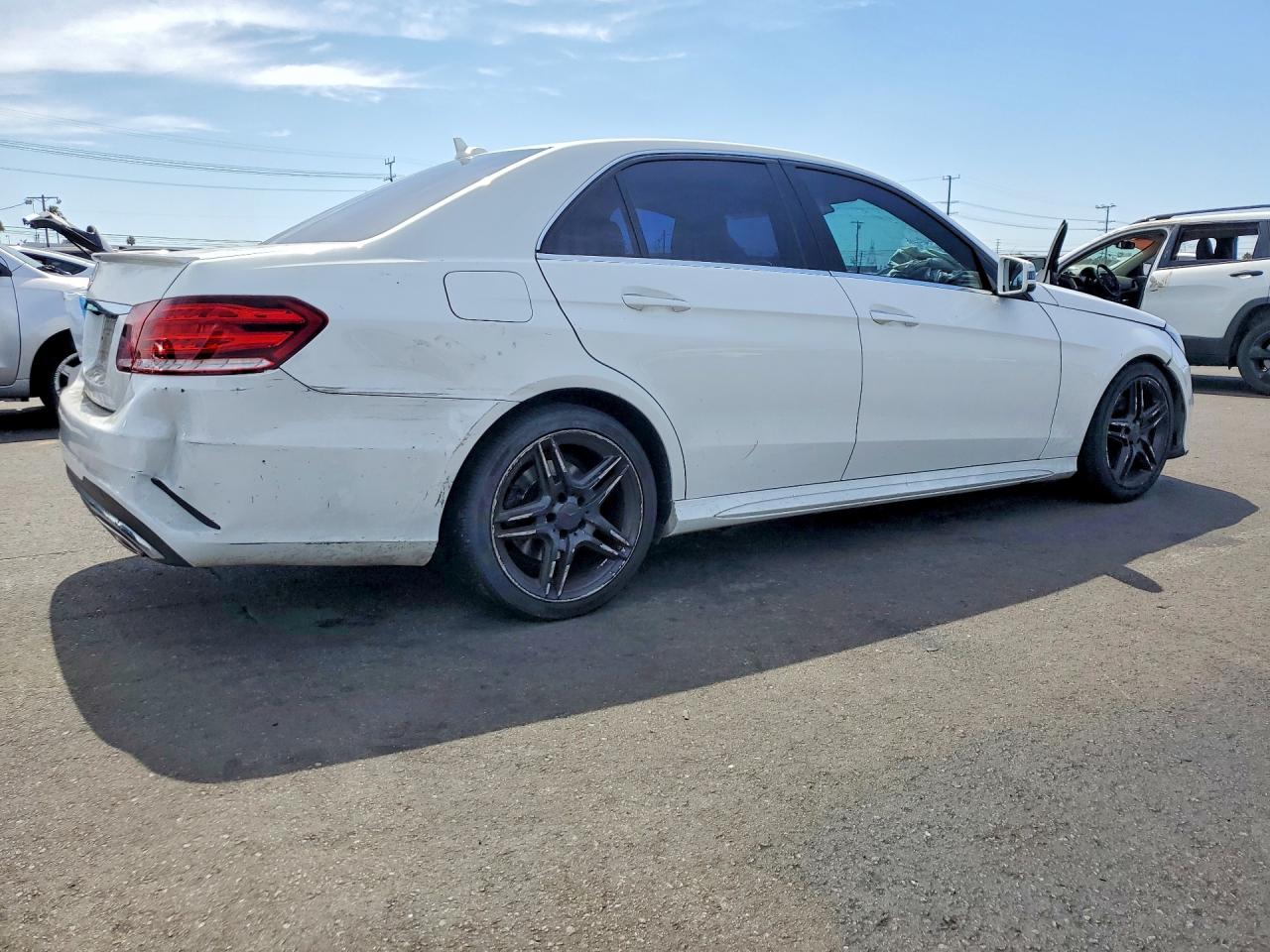 2014 Mercedes-benz E 350 White vin: WDDHF5KB8EA924979