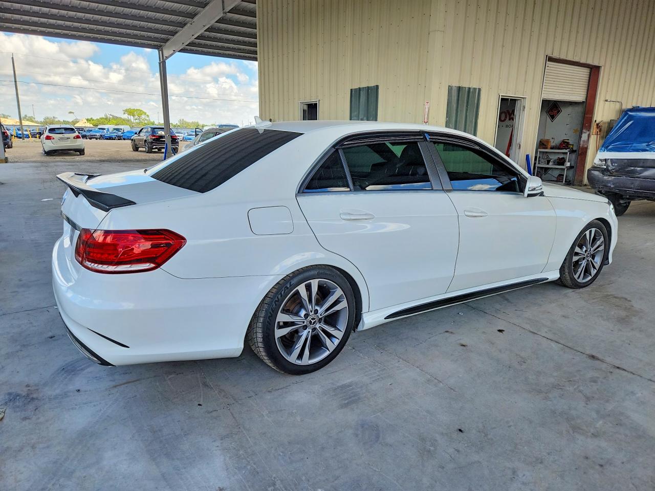2015 Mercedes-benz E 350 White vin: WDDHF5KB8FB097237