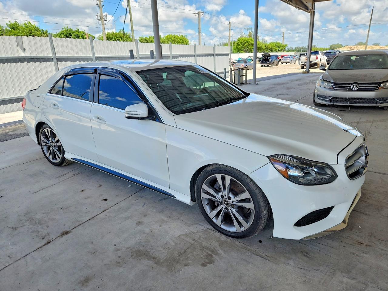 2015 Mercedes-benz E 350 White vin: WDDHF5KB8FB097237