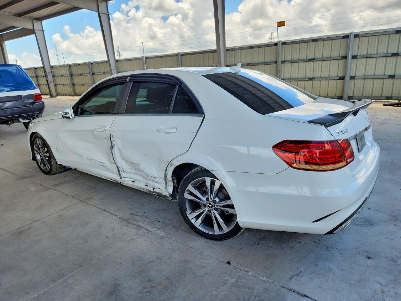 2015 Mercedes-benz E 350 White vin: WDDHF5KB8FB097237