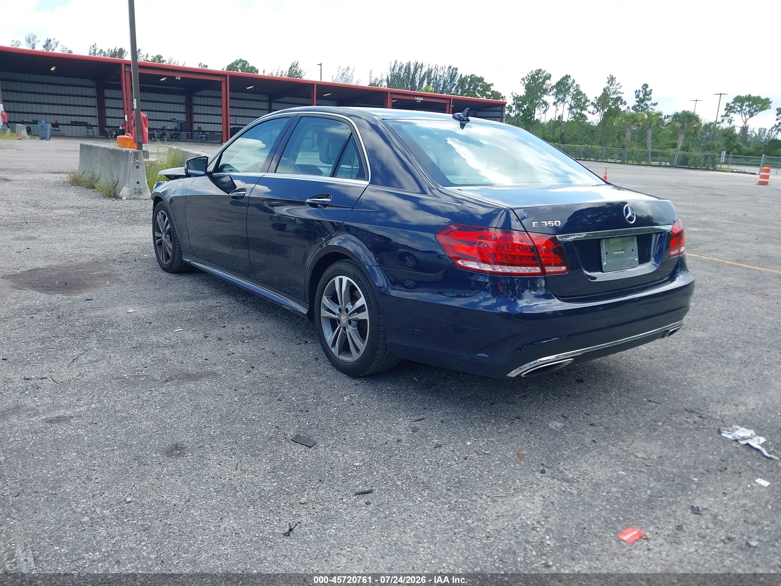 2015 Mercedes-benz E 350   Синий vin: WDDHF5KB8FB122797