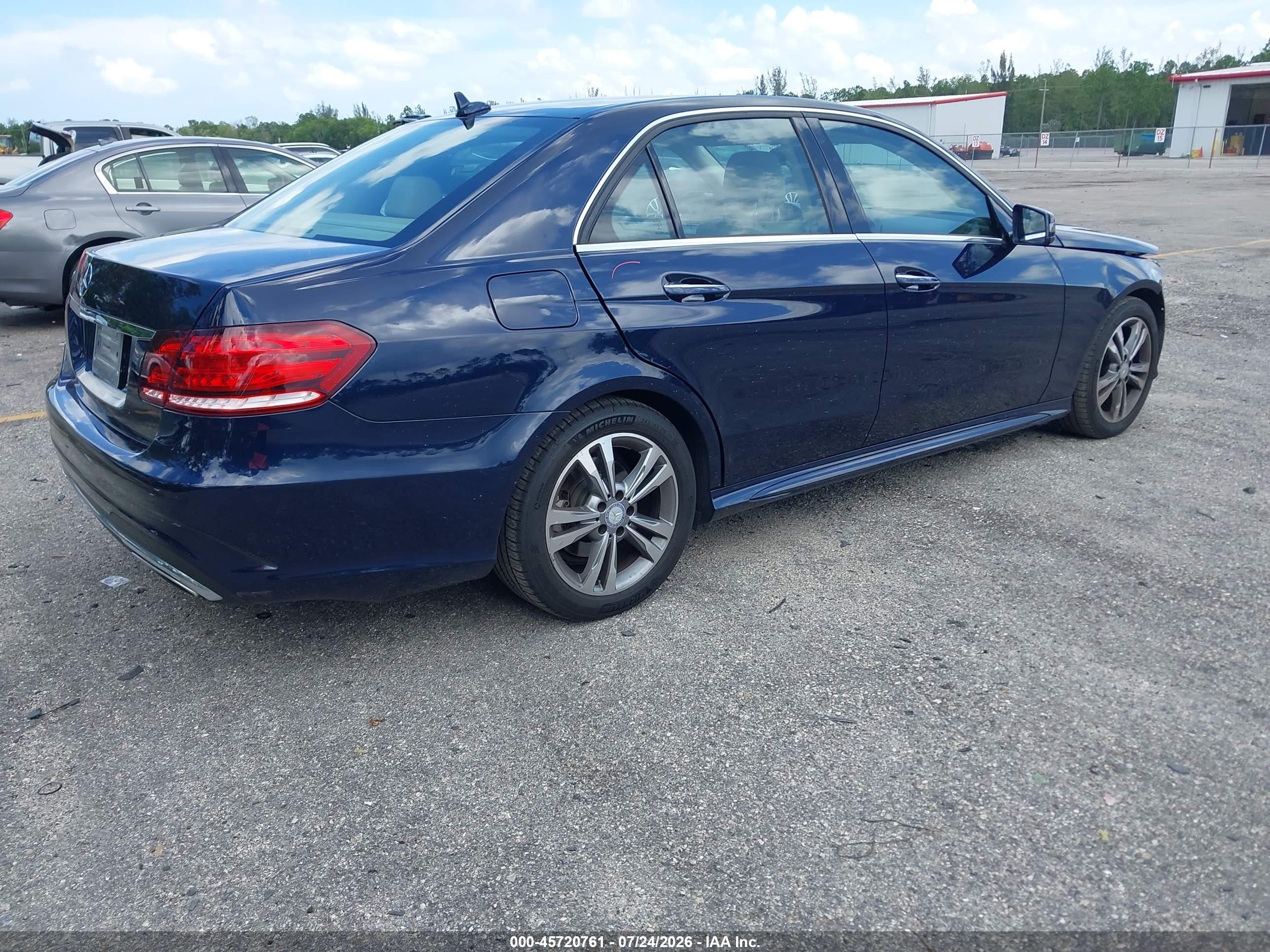 2015 Mercedes-benz E 350   Синий vin: WDDHF5KB8FB122797