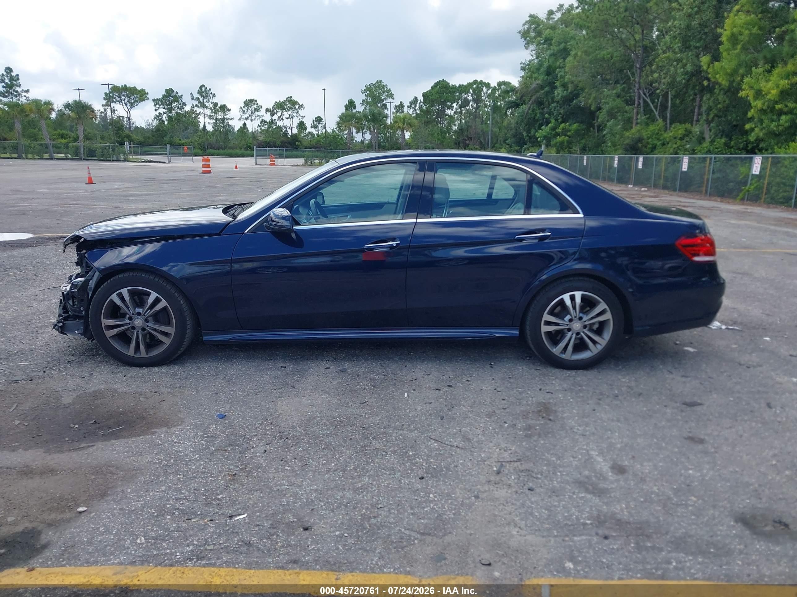 2015 Mercedes-benz E 350   Синий vin: WDDHF5KB8FB122797