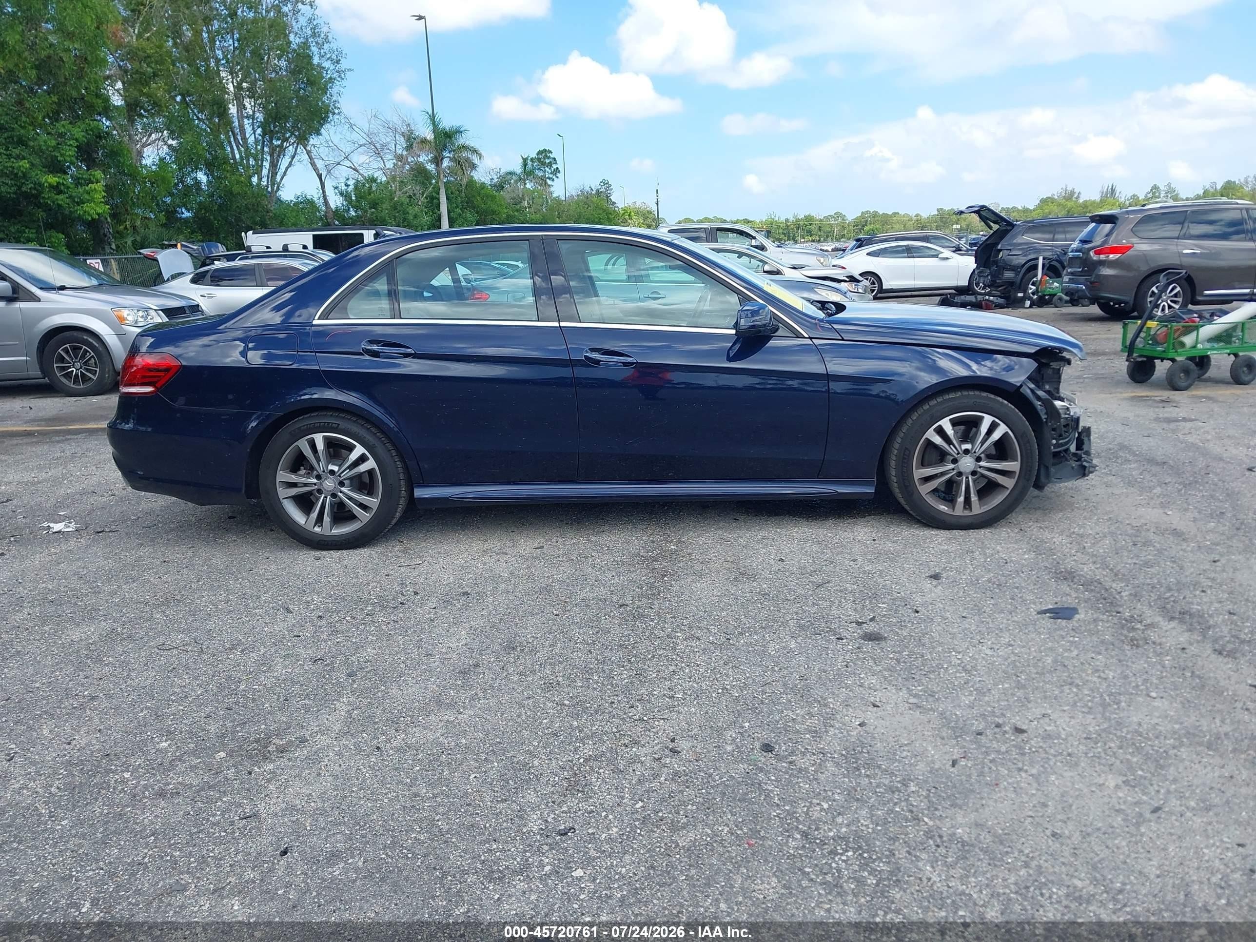 2015 Mercedes-benz E 350   Синий vin: WDDHF5KB8FB122797