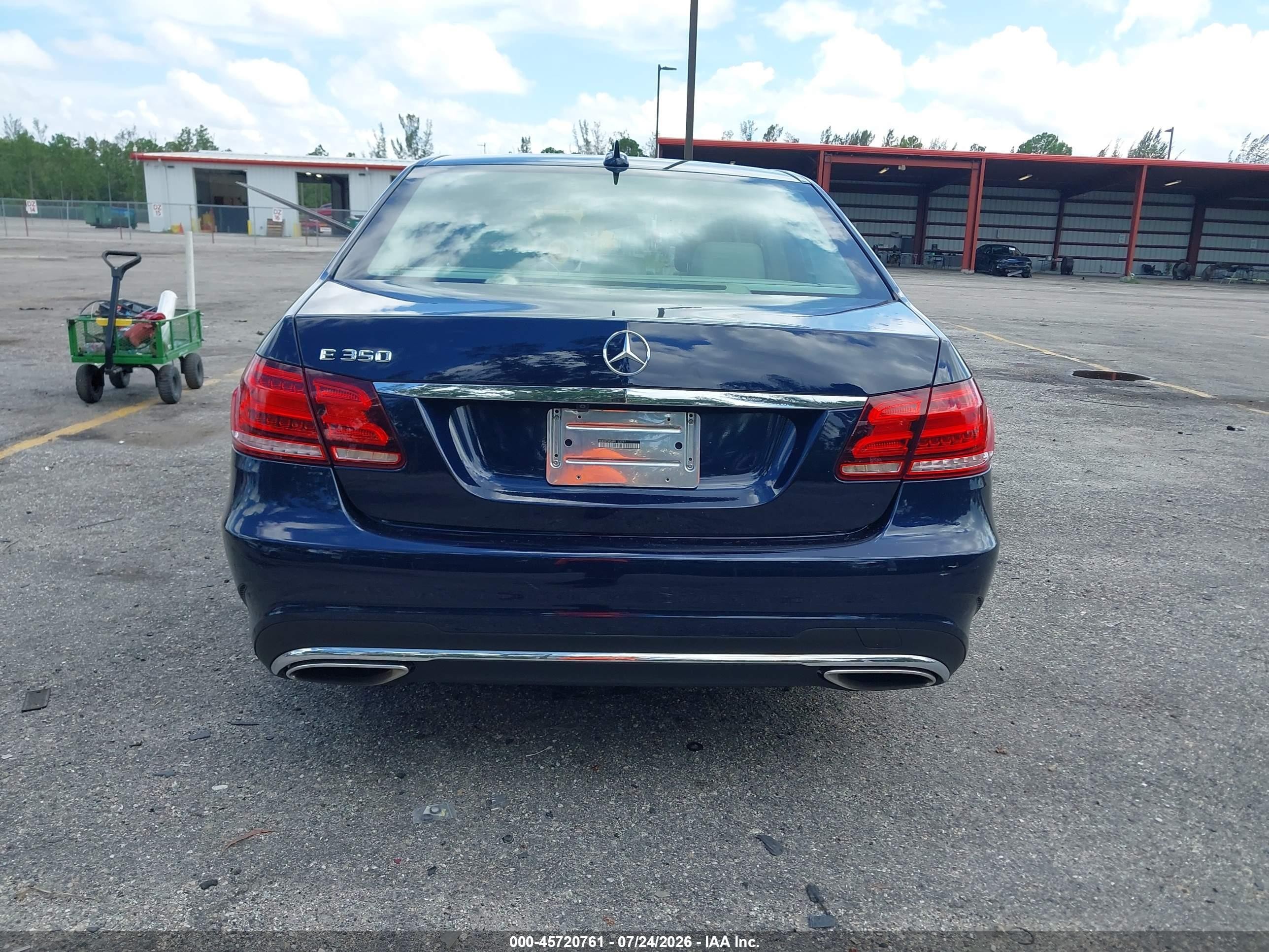 2015 Mercedes-benz E 350   Синий vin: WDDHF5KB8FB122797