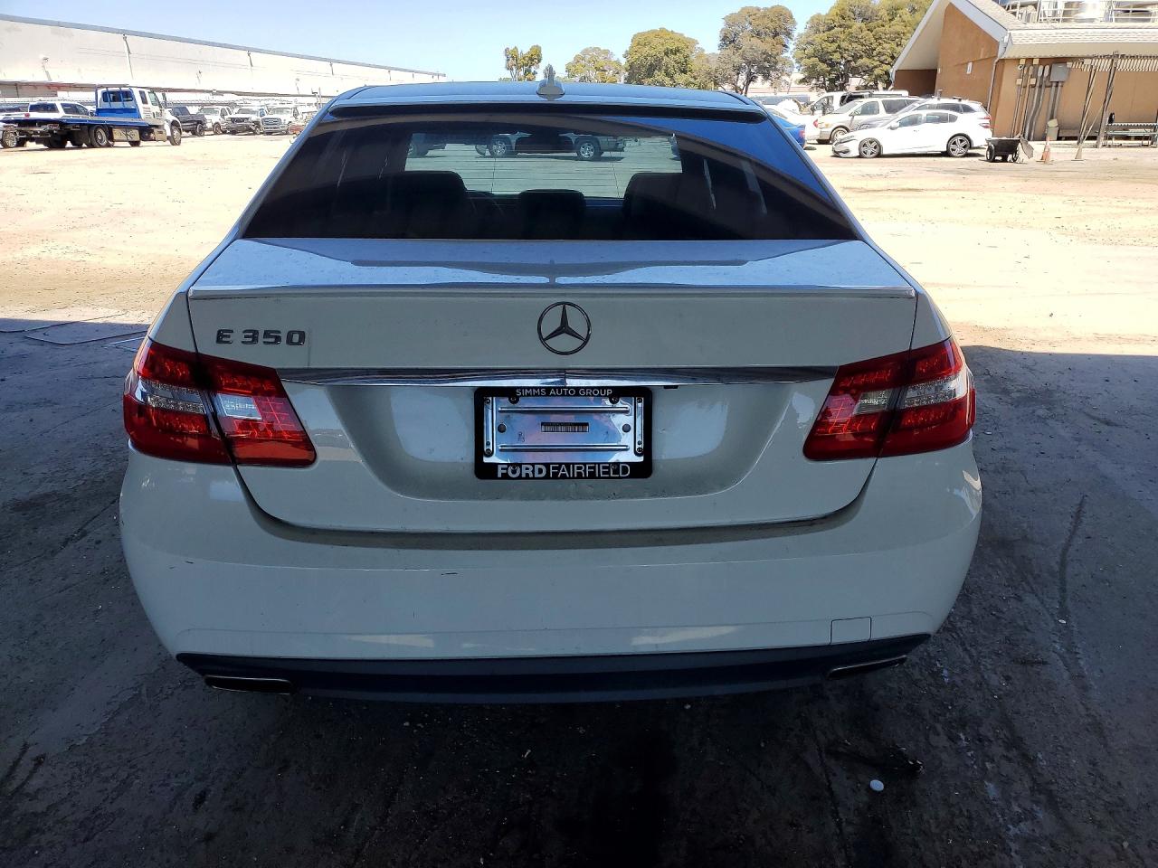 2012 Mercedes-benz E 350 White vin: WDDHF5KB9CA568670
